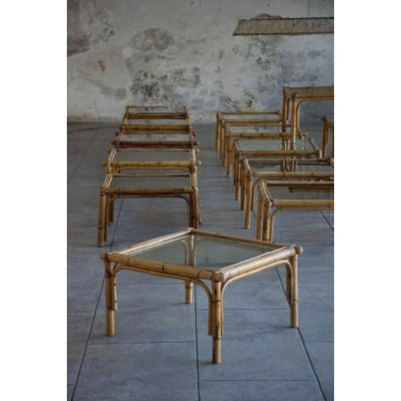 Provincial français Ensemble de 14 tables basses en rotin, années 1950 en vente