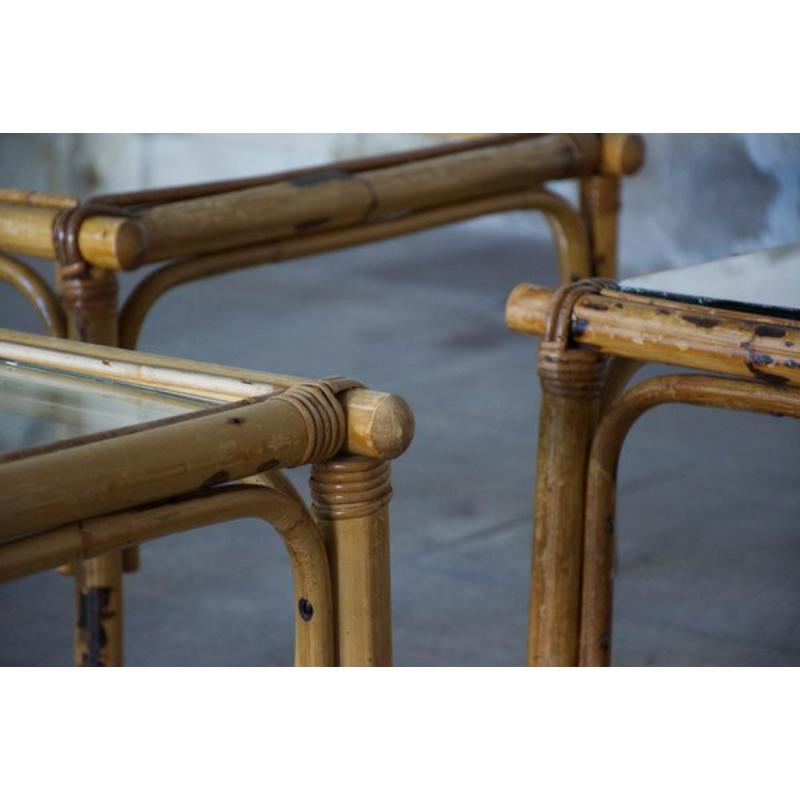 Français Ensemble de 14 tables basses en rotin, années 1950 en vente