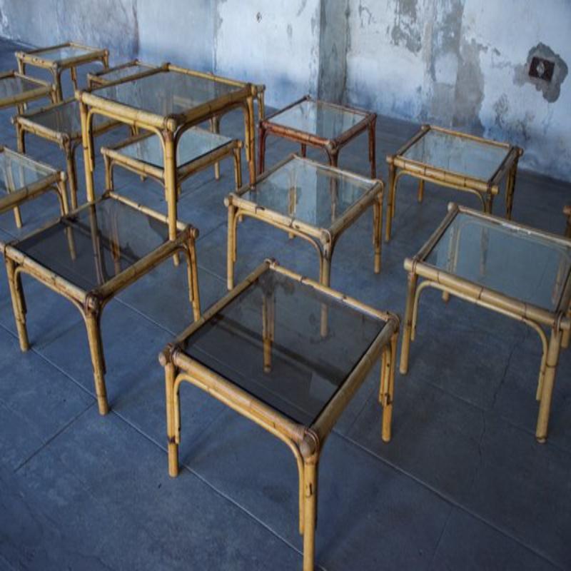 Verre Ensemble de 14 tables basses en rotin, années 1950 en vente