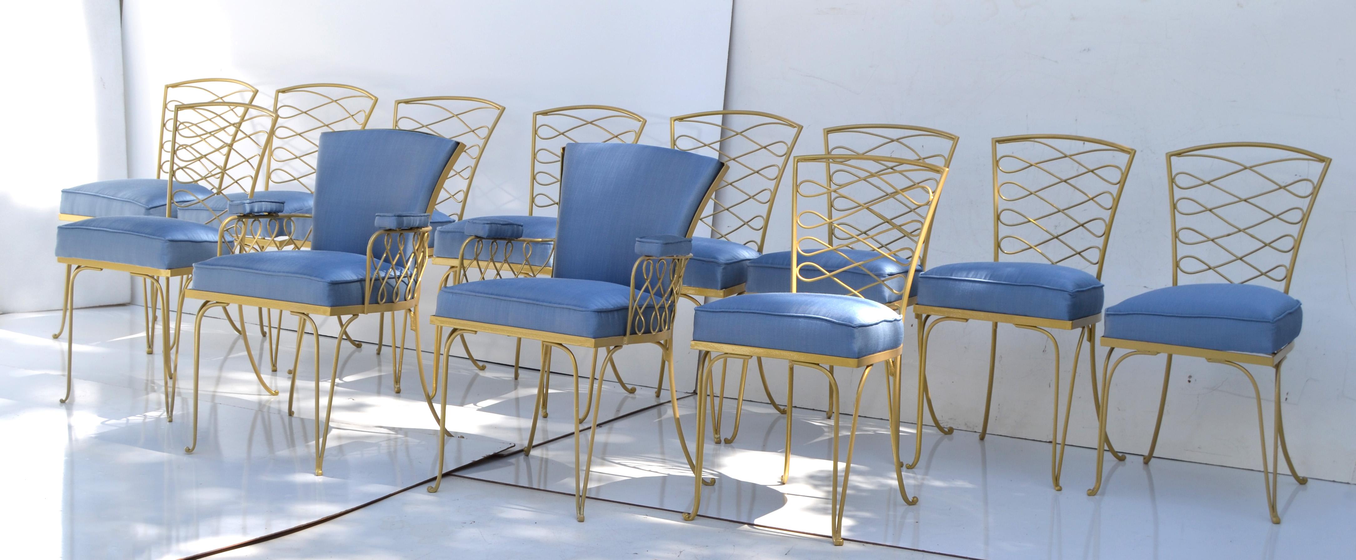 Hervorragendes Set von vierzehn Art Deco-Esszimmerstühlen aus Schmiedeeisen von René Prou im Stil der 1940er Jahre.
Das Set besteht aus 12 Beistellstühlen und 2 Sesseln aus goldfarben pulverbeschichtetem Schmiedeeisen mit kornblumenblauem