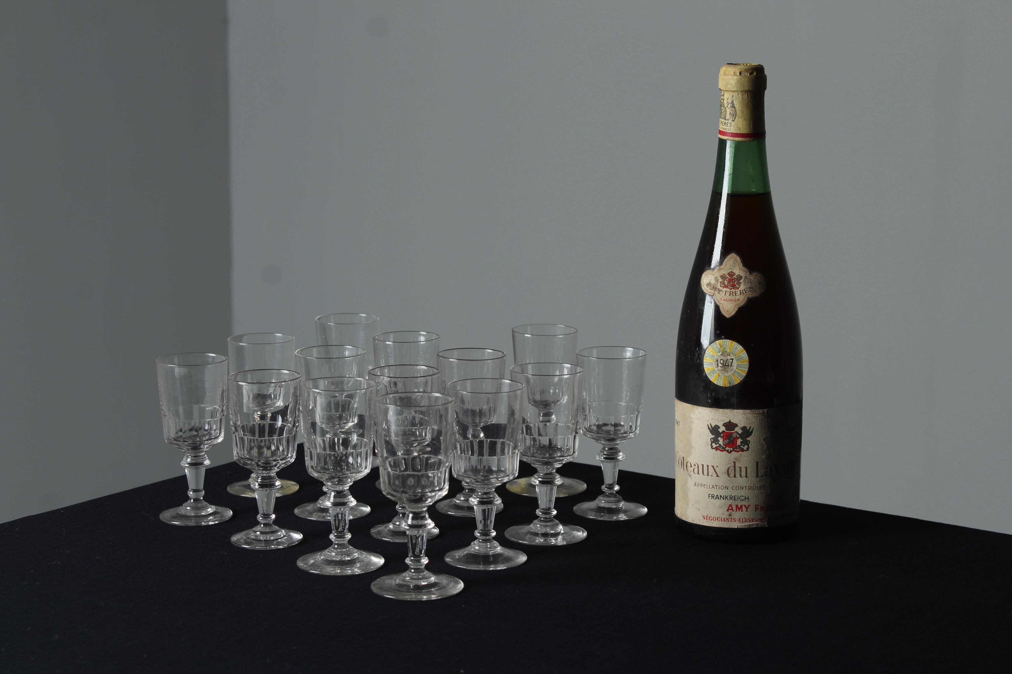 Un bel ensemble de quatorze verres à apéritif ou à schnaps, France, XXe siècle.

