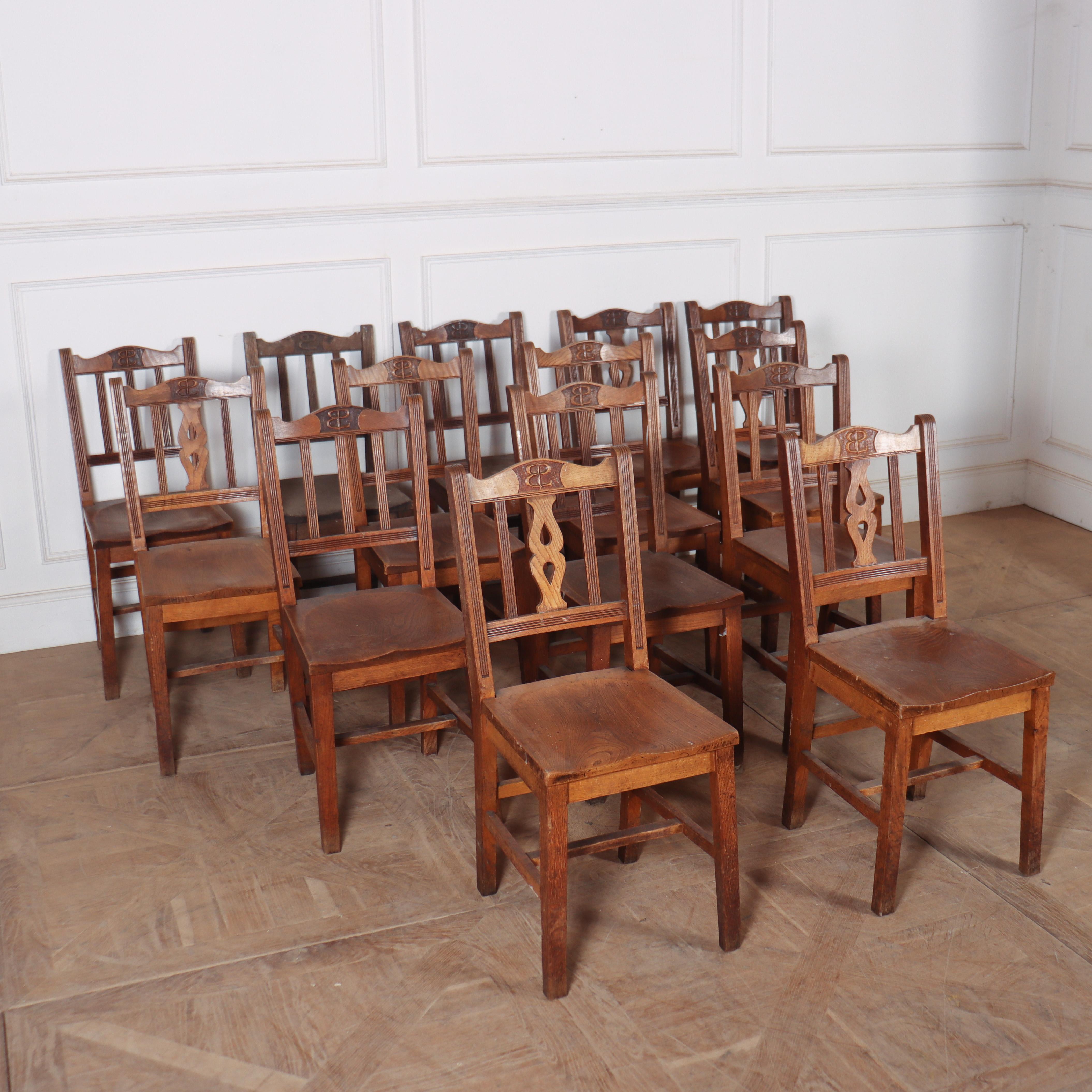 Satz von 14 Kapellenstühlen aus schottischer Ulme. Ideal für ein Restaurant. 1890.

Die Sitzhöhe beträgt 17,5