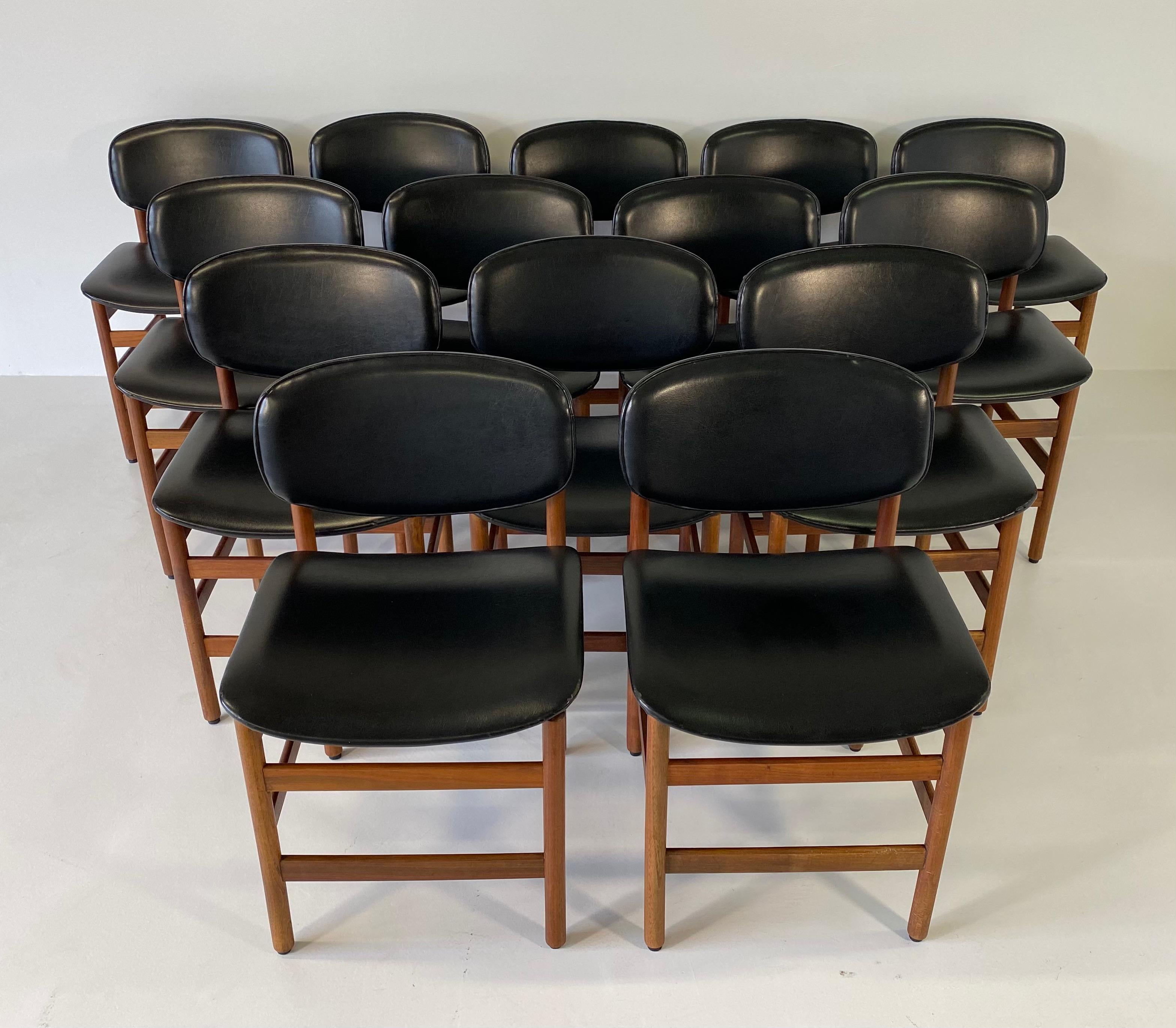 This large Danish chair set consists of 14 chairs and it was produced in the 1960s.
The structure is in teak while the upholstery is in original leather of the time.
Very good condition.