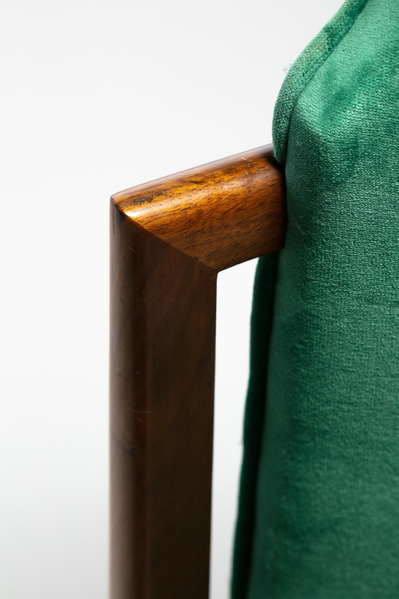 Satz von 14 Esszimmerstühlen im Tommi Parzinger-Stil aus grünem Samt mit Nussbaumholzrahmen im Angebot 6