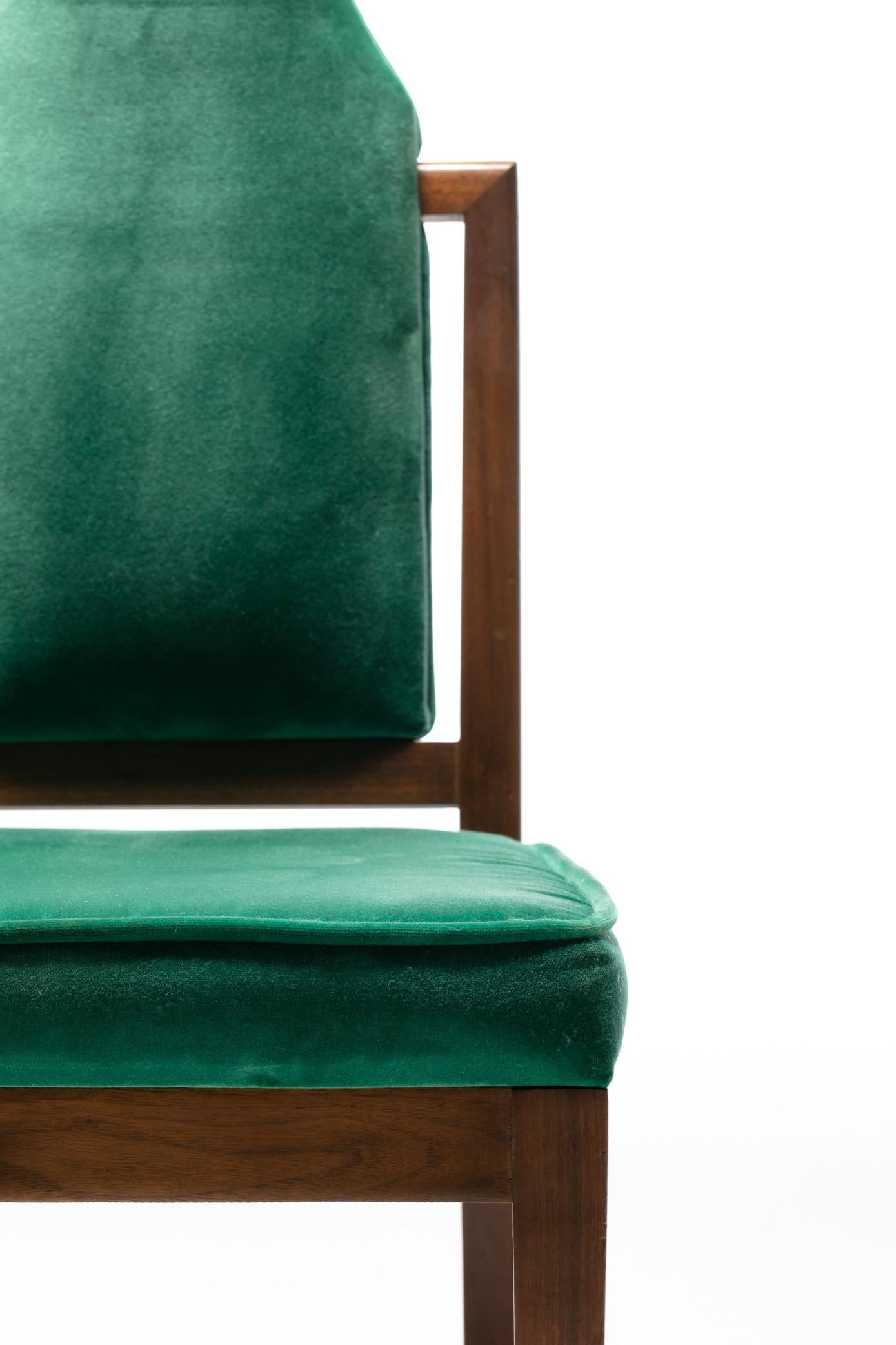 Satz von 14 Esszimmerstühlen im Tommi Parzinger-Stil aus grünem Samt mit Nussbaumholzrahmen im Angebot 7