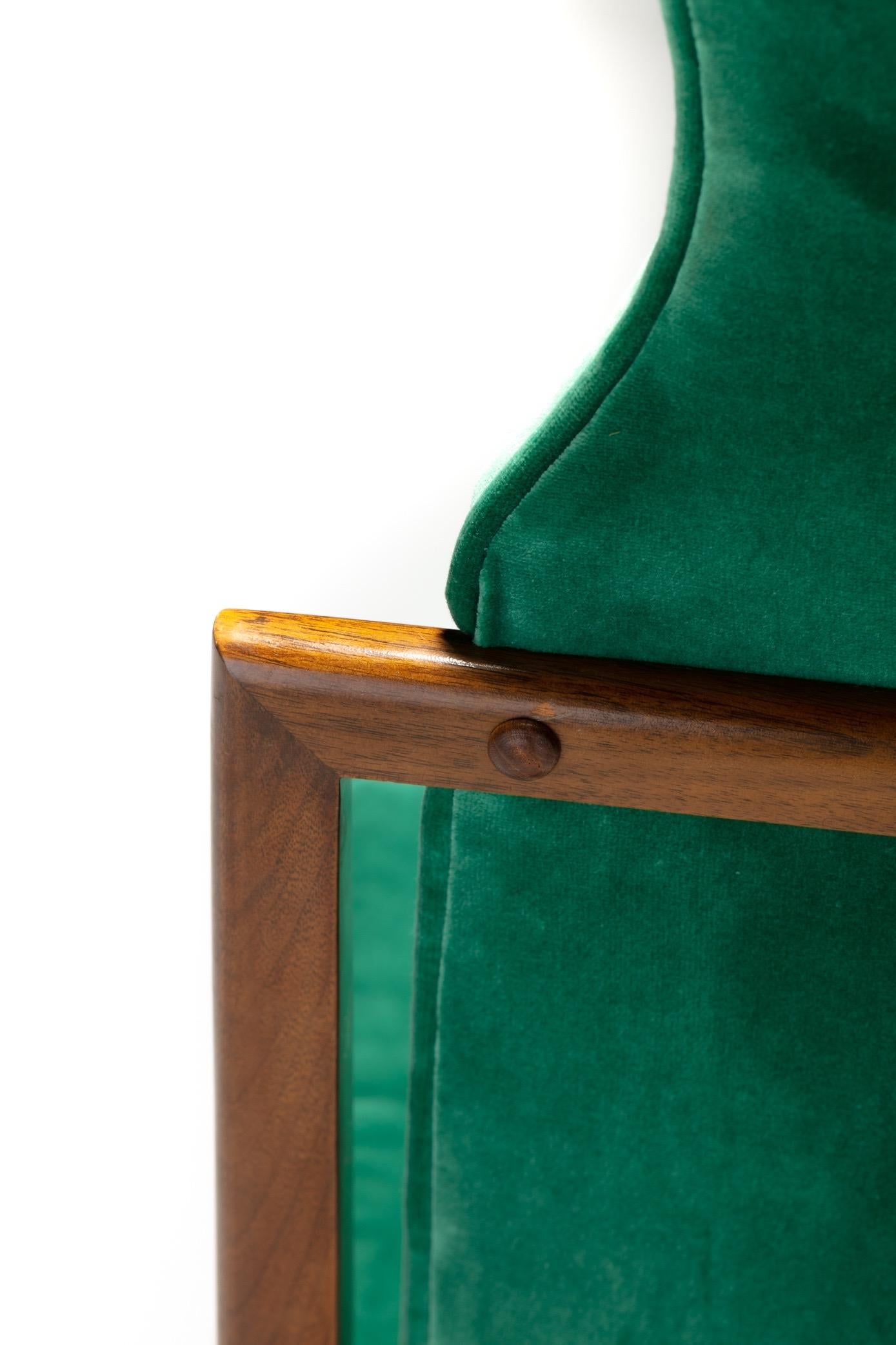 Satz von 14 Esszimmerstühlen im Tommi Parzinger-Stil aus grünem Samt mit Nussbaumholzrahmen im Angebot 9