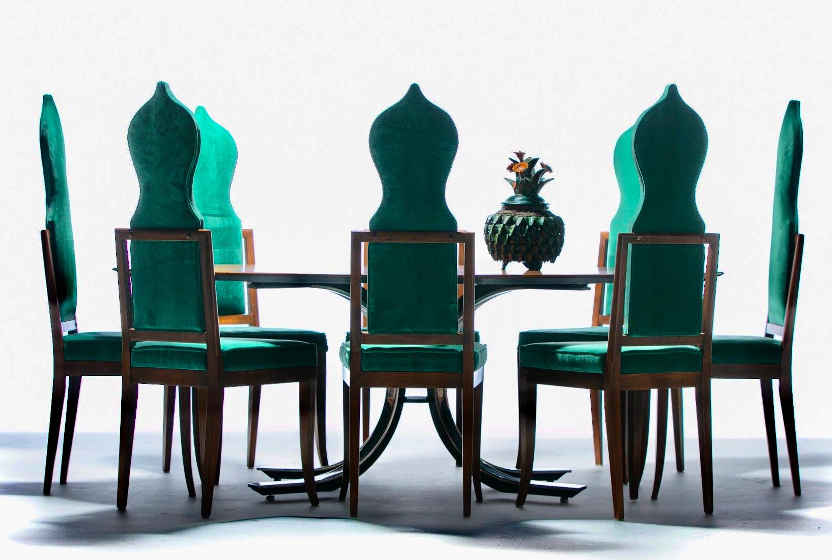 Kombinieren Sie hohe Kunst und einzigartige Skulpturen mit einem sexy Tom Ford Dinner Party Vibe und Sie erhalten dieses umwerfend schöne Set von 14 Tommi Parzinger Stil Hollywood Regency Walnuss Esszimmerstühlen gepolstert in weichen Smaragdgrünem