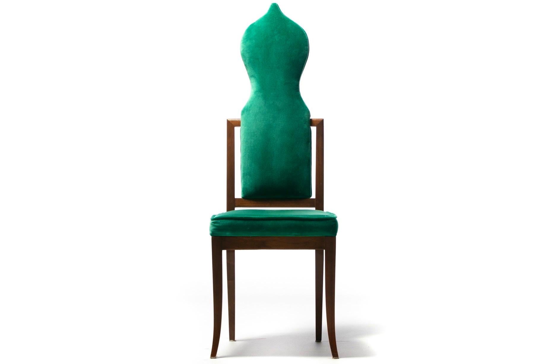 Satz von 14 Esszimmerstühlen im Tommi Parzinger-Stil aus grünem Samt mit Nussbaumholzrahmen im Zustand „Gut“ im Angebot in Saint Louis, MO