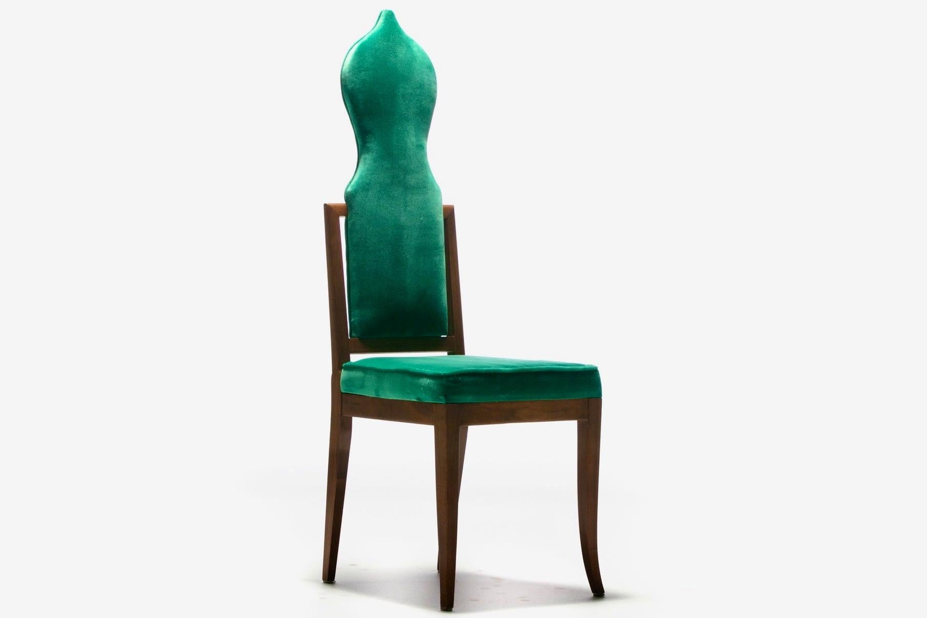 Satz von 14 Esszimmerstühlen im Tommi Parzinger-Stil aus grünem Samt mit Nussbaumholzrahmen (Mitte des 20. Jahrhunderts) im Angebot