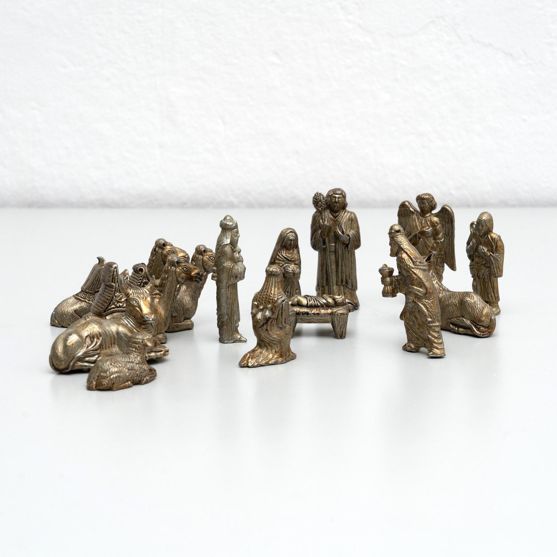Ensemble de 14 figurines de Noël traditionnelles espagnoles. Fabriqué en métal.  Fabriqué en Espagne, vers 1950.  En état d'origine, avec une usure mineure conforme à l'âge et à l'utilisation, préservant une belle patine.  Matériau : Métal.  