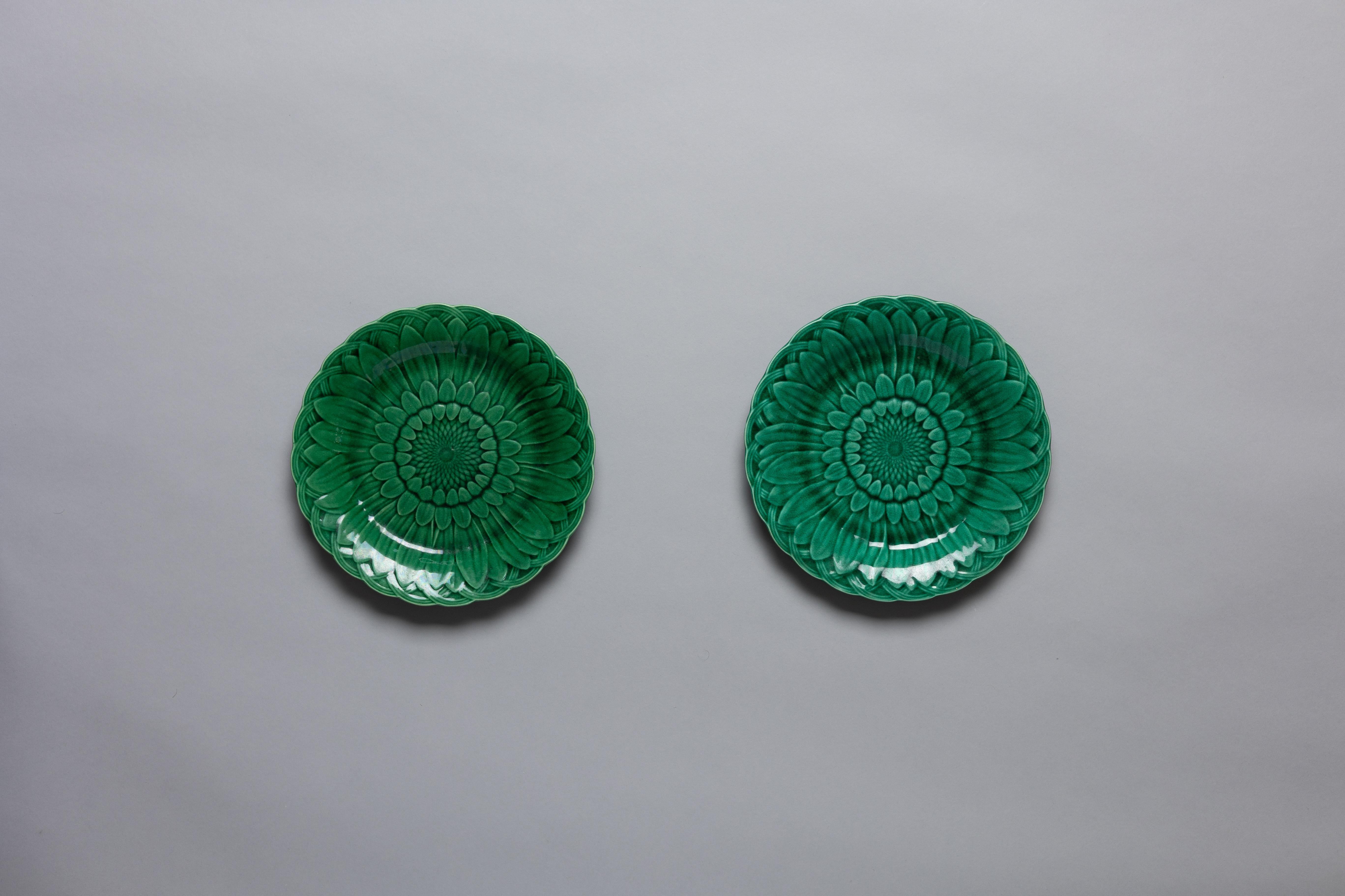 Glazed Set of 14 Wedgwood Green Majolica Aesthetic Movement Sunflower Plates For Sale