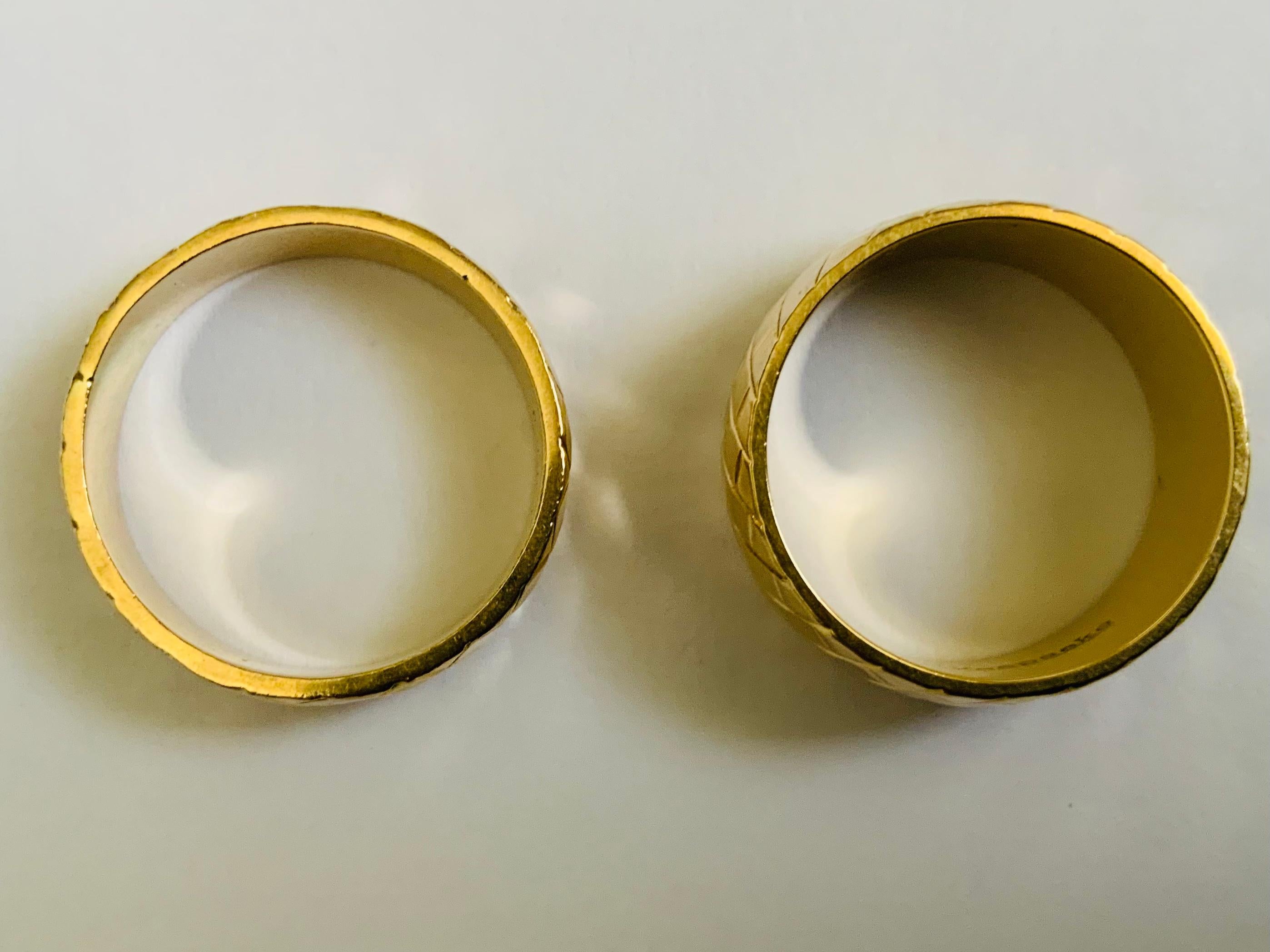 Il s'agit d'un ensemble d'alliances en or jaune 14K. Il représente deux anneaux à bandes nervurées, l'un étant plus large ( 8,2 mm ) que l'autre ( 5,76 mm ). Les bagues sont poinçonnées 14K Keepsake. Leurs poids sont de 6,7 et 4,8 grammes et leurs