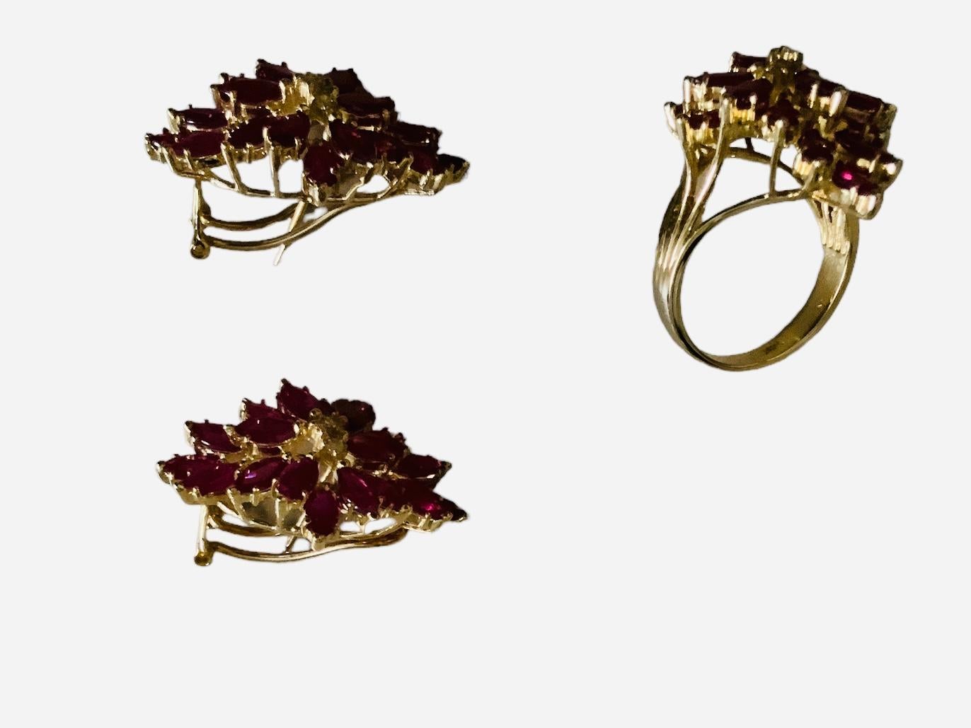 Set di  Anello/parte di orecchini a grappolo in oro giallo 14K con diamanti e rubini In condizioni buone in vendita a Guaynabo, PR