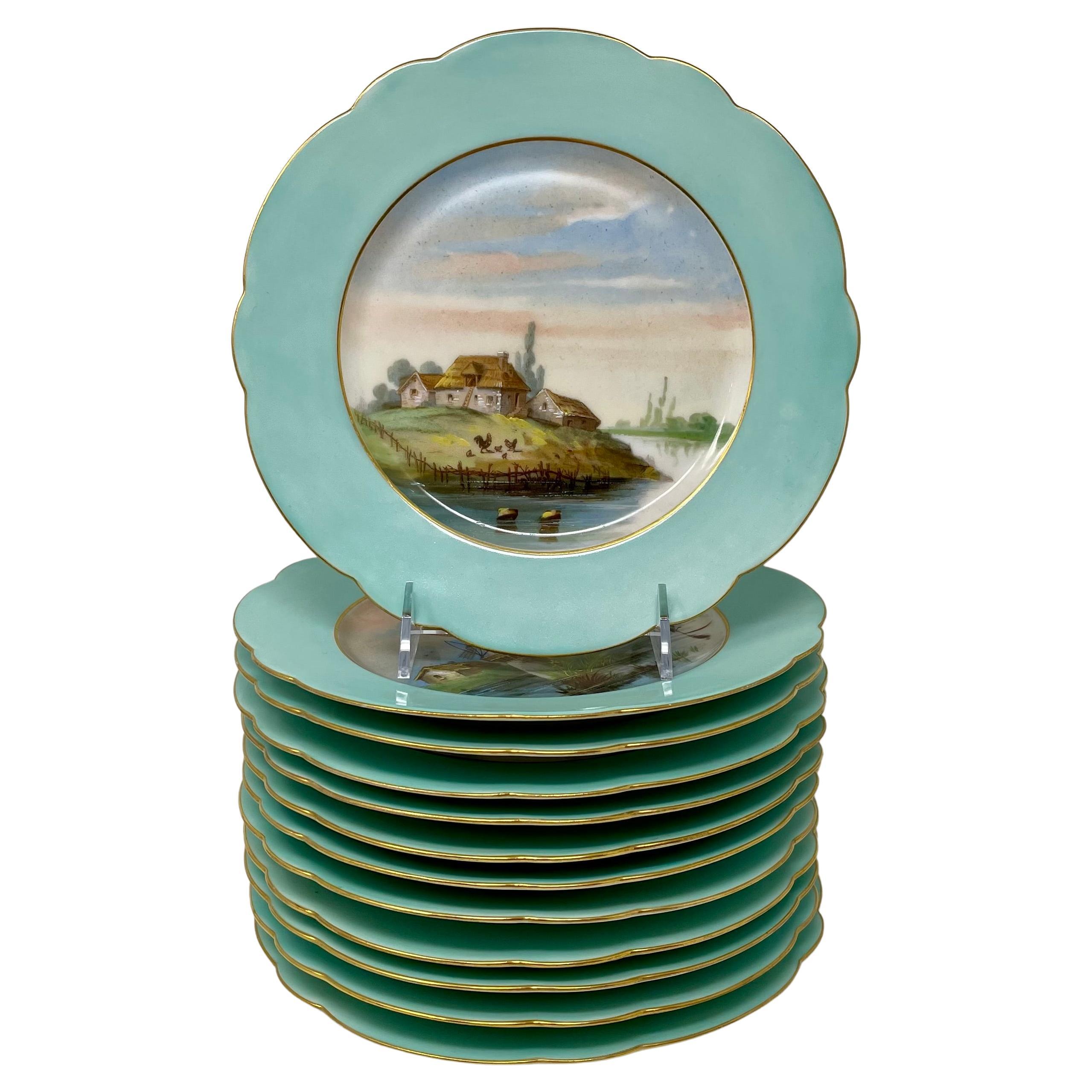 Ensemble de 15 services à poisson anciens en porcelaine continentale peinte à la main en bleu aqua et or, vers 1890-1900. Chaque pièce présente de jolis paysages hollandais et des scènes marines.
1 plat : 2
