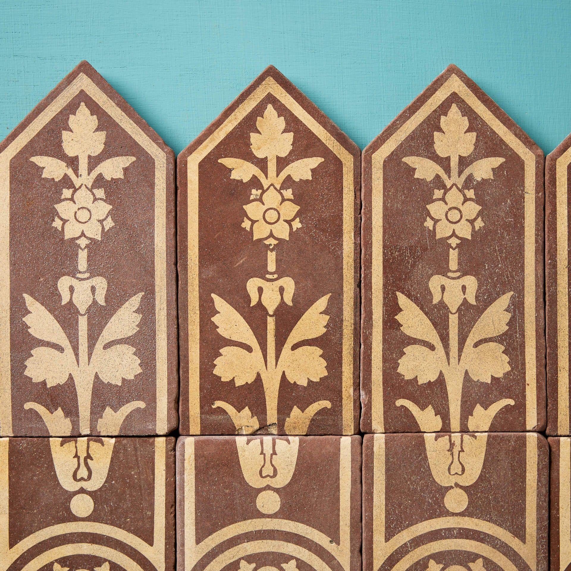 Inglese Set di 15 piastrelle encaustiche floreali antiche di Campbell Tile Co in vendita