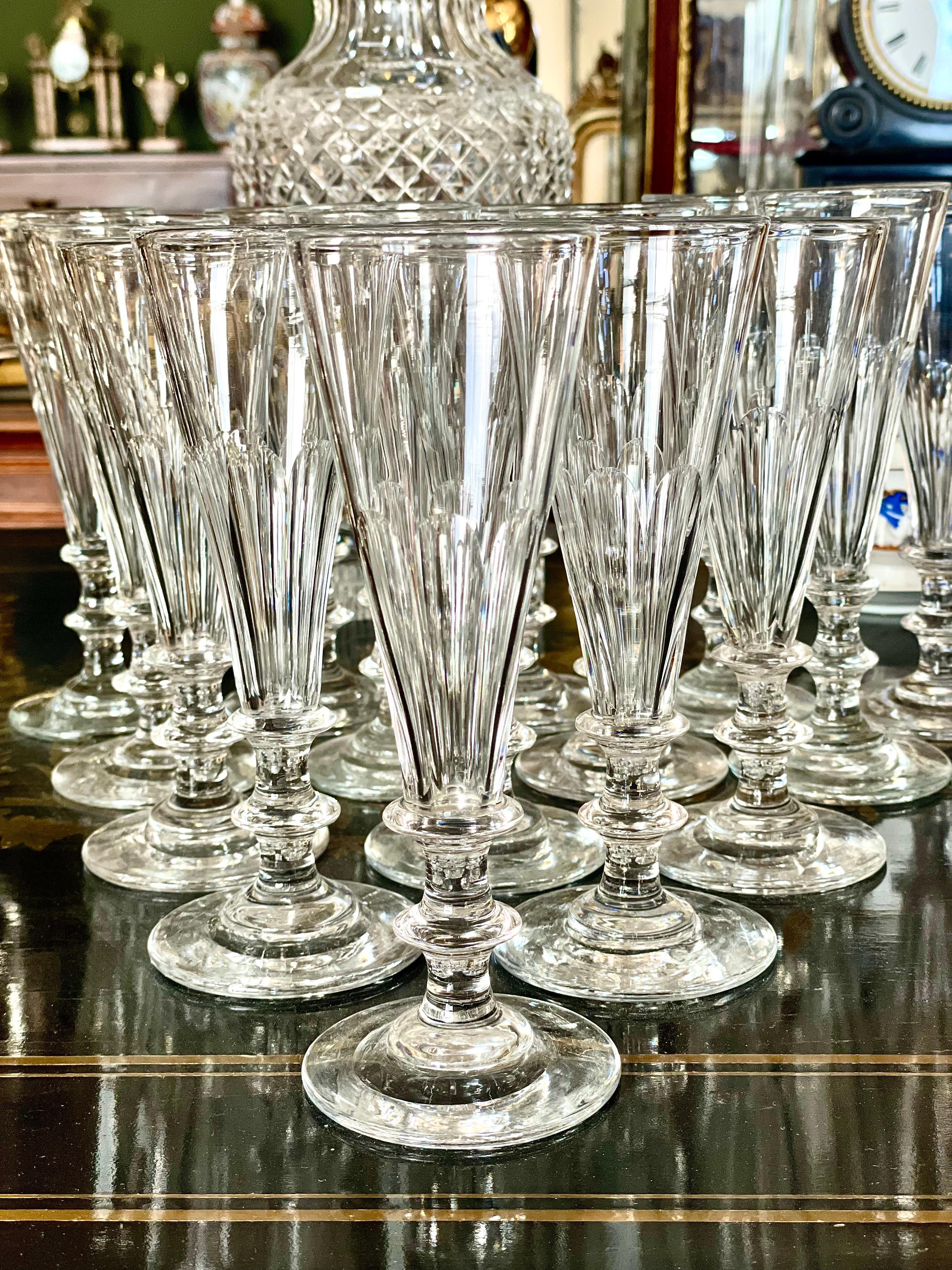 Ensemble de 15 flûtes à champagne en cristal taillé 19ème siècle en vente 4