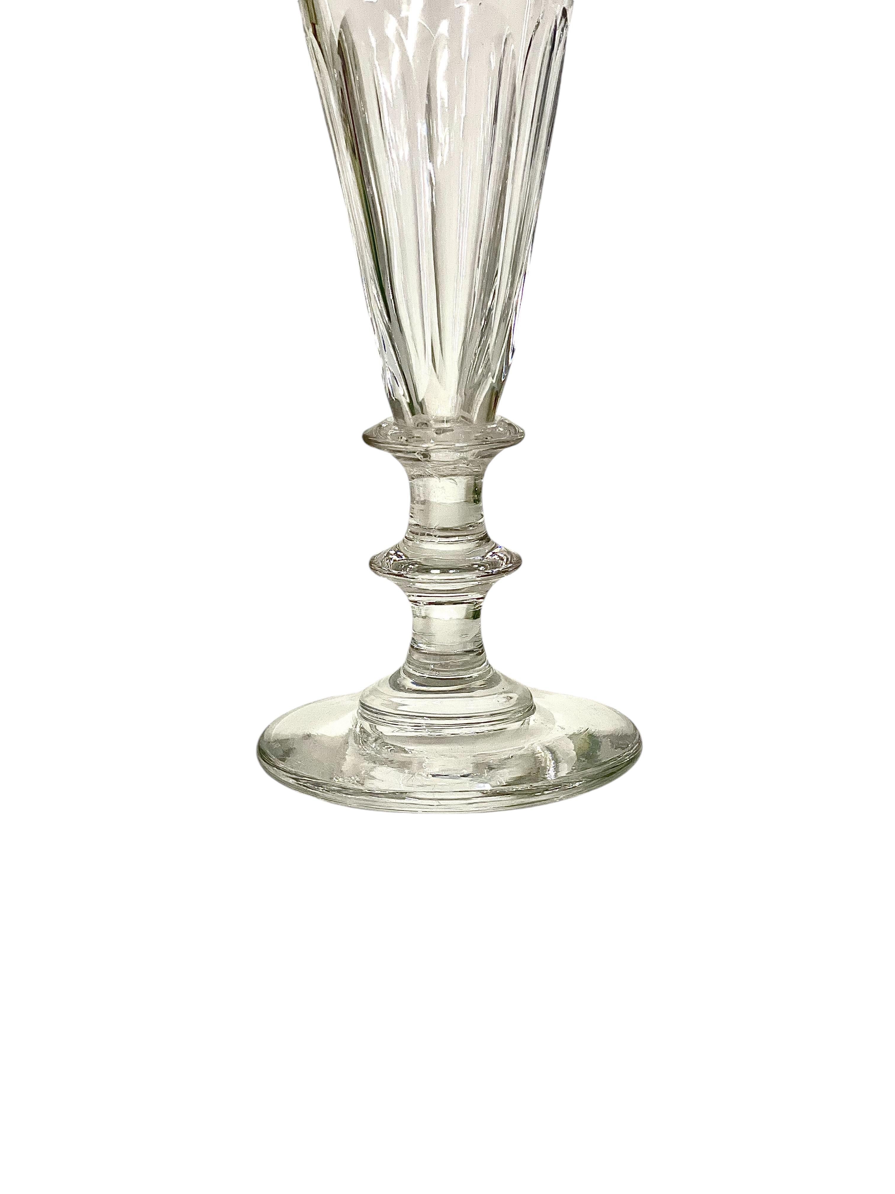 Français Ensemble de 15 flûtes à champagne en cristal taillé 19ème siècle en vente