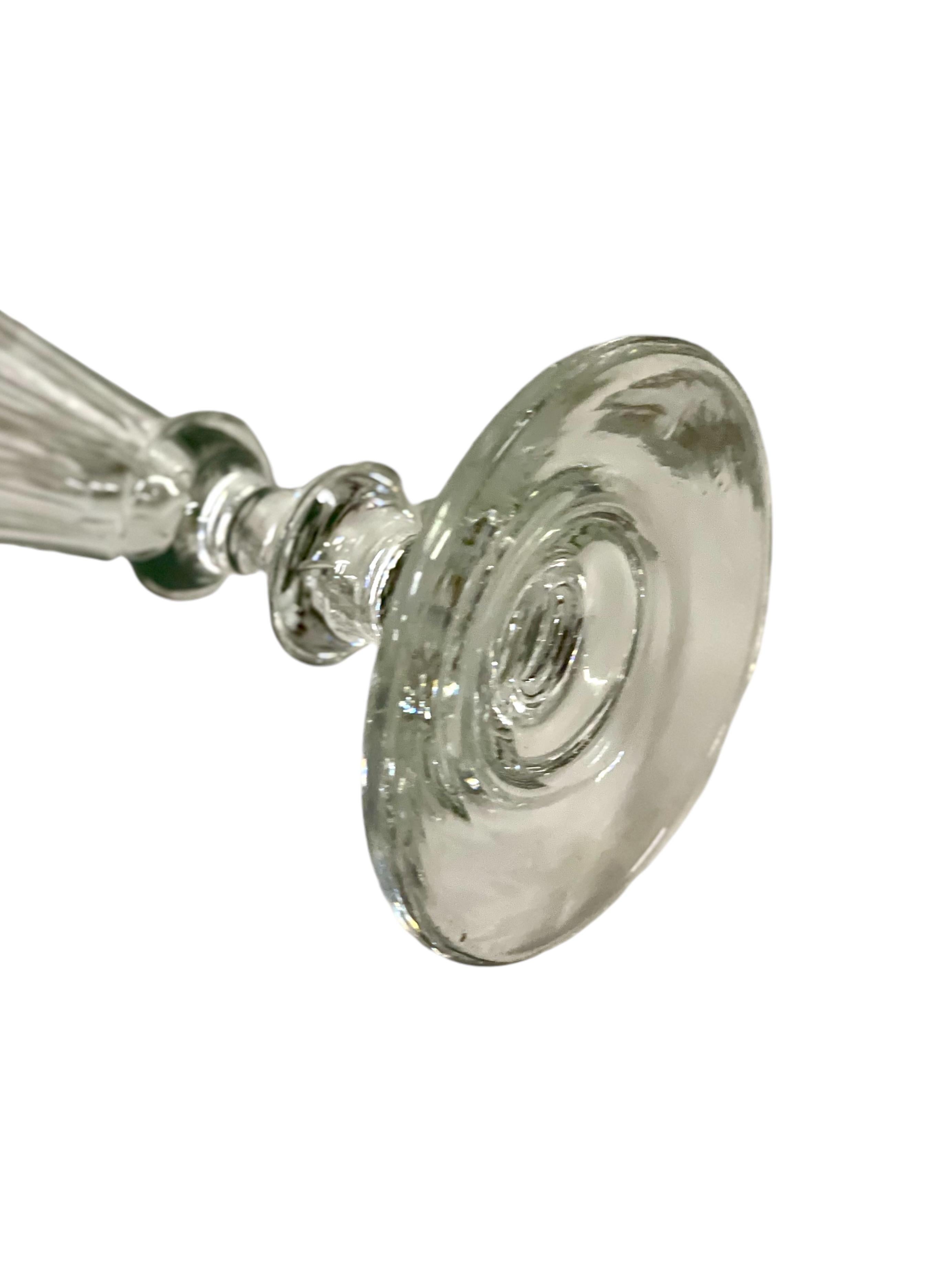 XIXe siècle Ensemble de 15 flûtes à champagne en cristal taillé 19ème siècle en vente