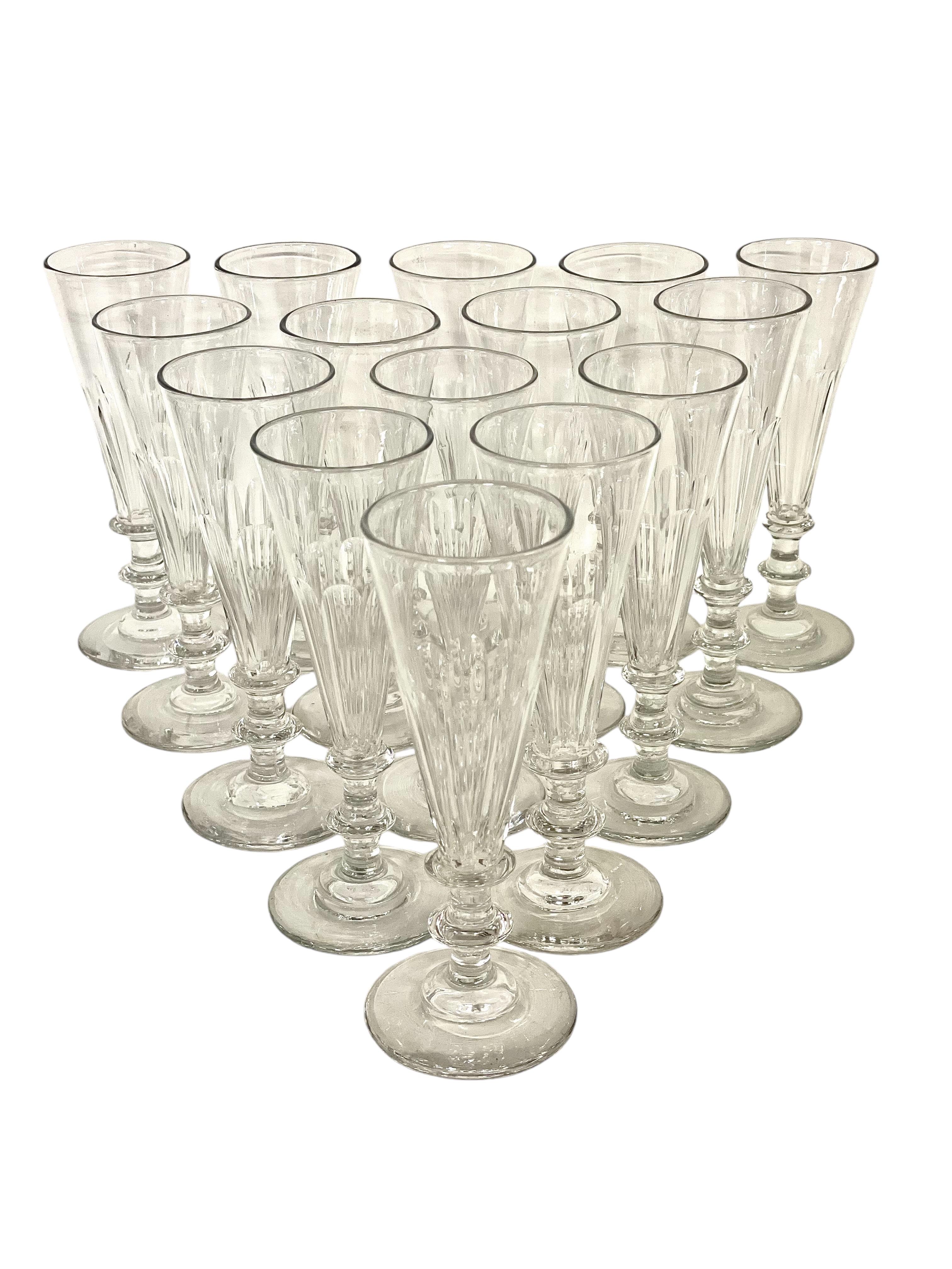Cristal Ensemble de 15 flûtes à champagne en cristal taillé 19ème siècle en vente