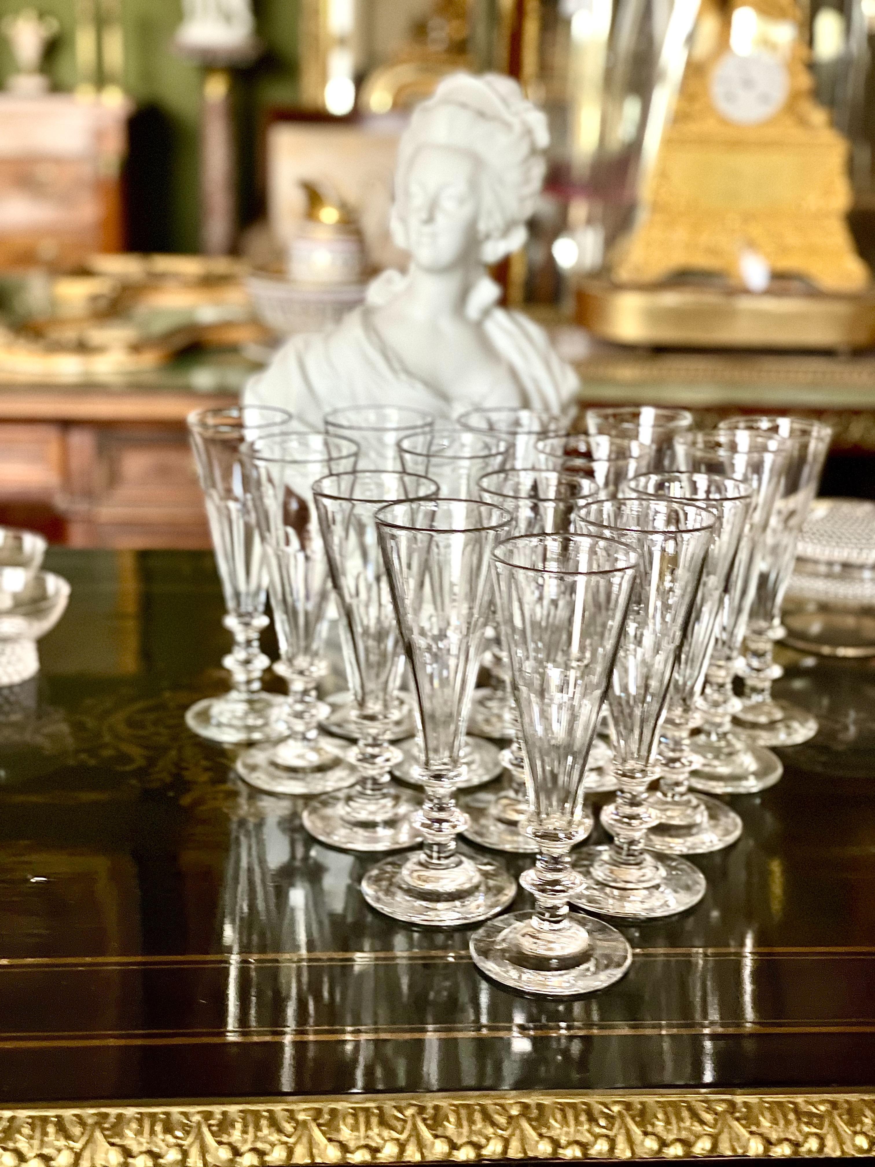 Ensemble de 15 flûtes à champagne en cristal taillé 19ème siècle en vente 1