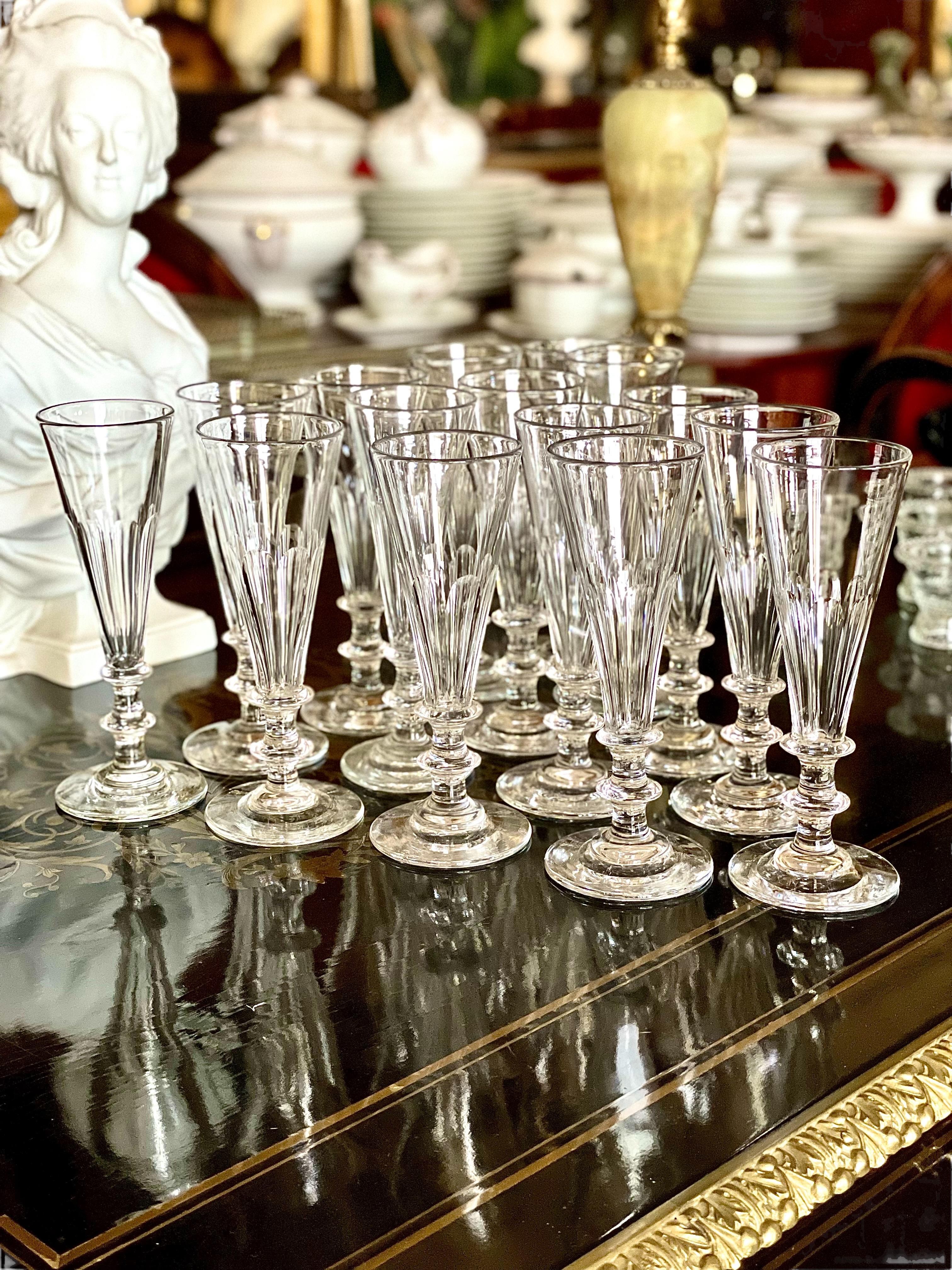 Ensemble de 15 flûtes à champagne en cristal taillé 19ème siècle en vente 2