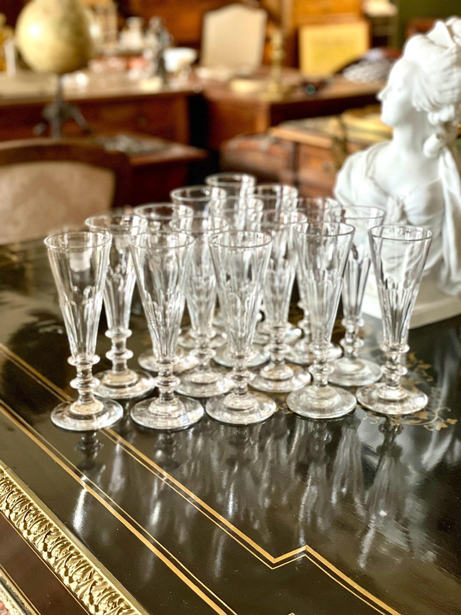 Ensemble de 15 flûtes à champagne en cristal taillé 19ème siècle en vente 3