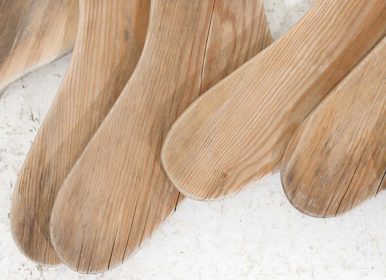 Bois Ensemble de 15 chaussettes décorées en bois, 19e siècle en vente