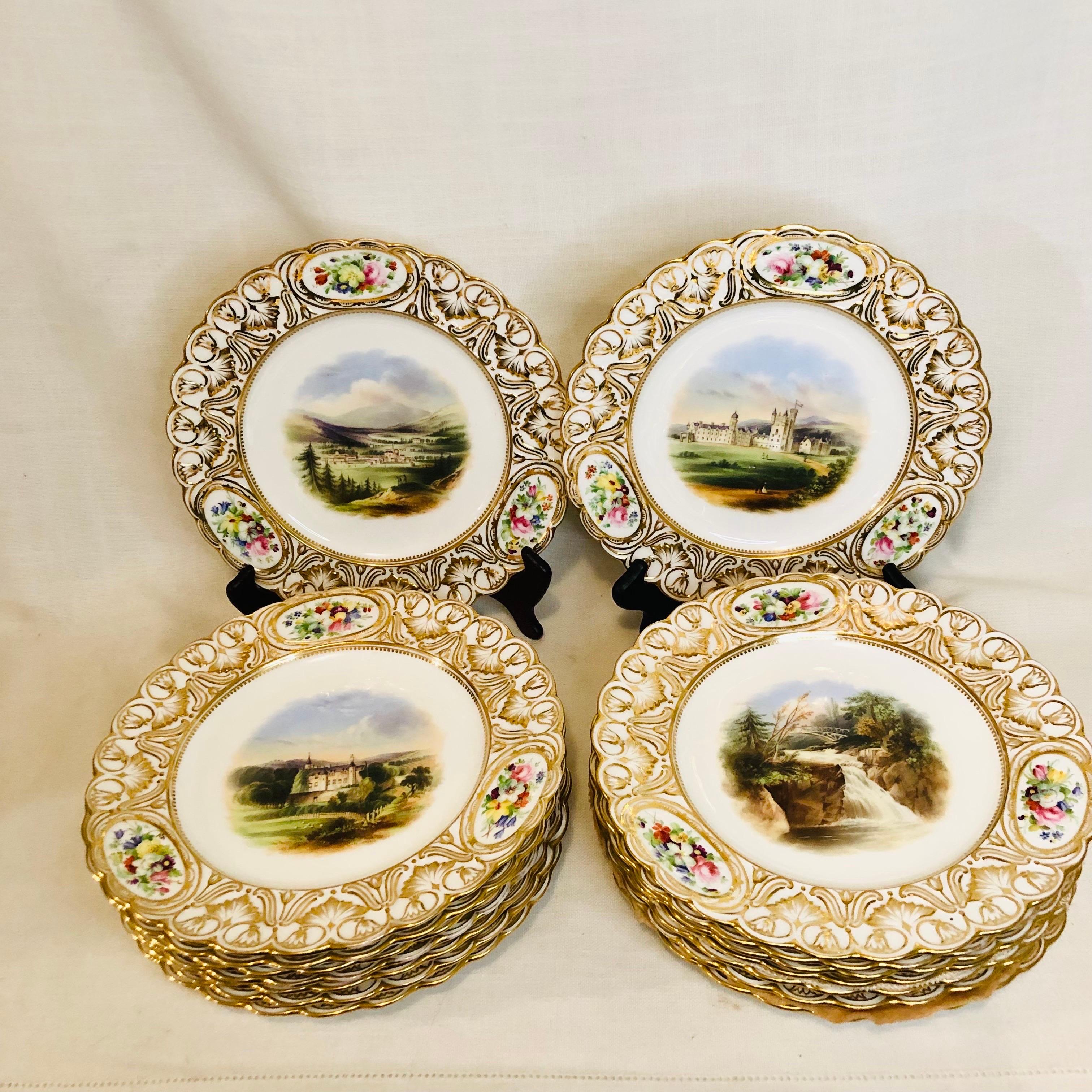 Quiero ofrecerte este raro y exquisito juego de dieciséis platos Coalport Cada plato está pintado con bellos paisajes de diferentes castillos, iglesias, palacios, lagos, valles y puentes, cada uno con el título del cuadro en el reverso de cada