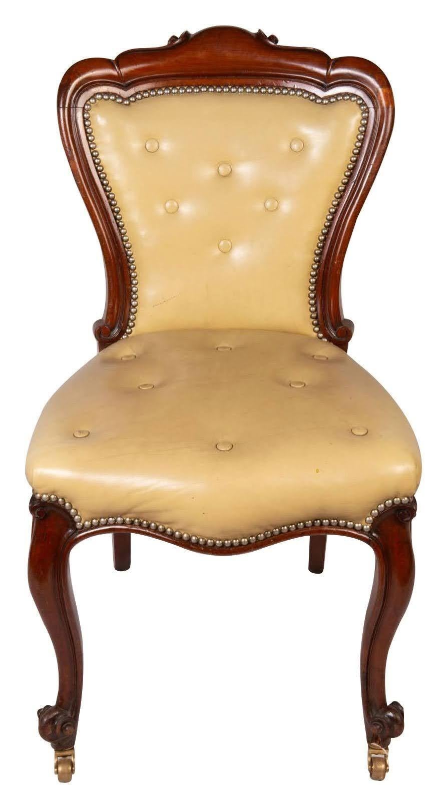 Eine gute Qualität Satz von sechzehn viktorianischen Mahagoni Esszimmer / Sitzungszimmer Stühle jeweils mit Show Holzrahmen, Leder Knopf gepolstert Rücken und Sitze, auf eleganten Cabriole Beine erhöht, endend in Messing Rollen, um 1860.
 
Charge