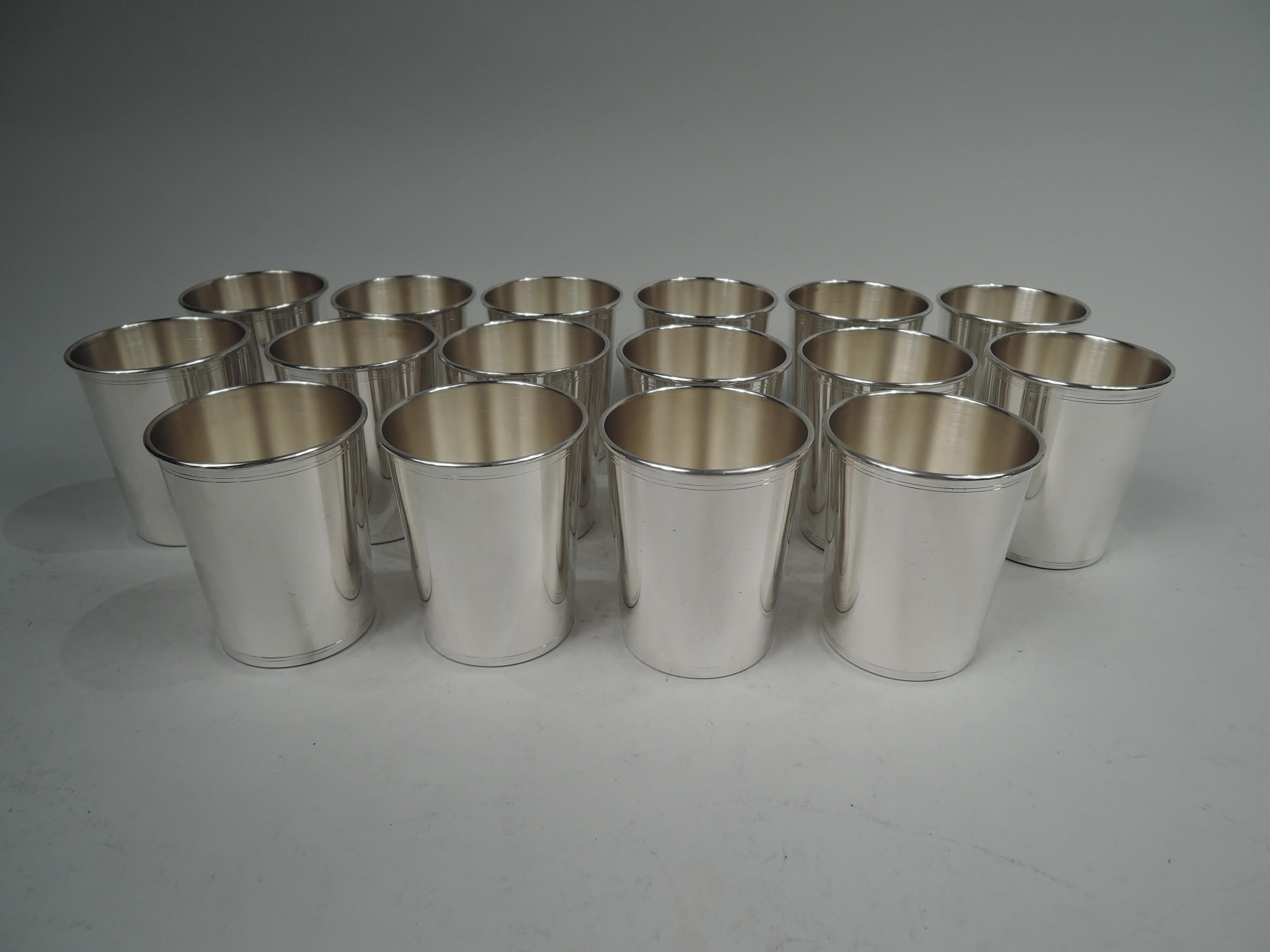 Sechzehn amerikanische Mint Juleps aus Sterlingsilber. Jede: Gerade und spitz zulaufende Seiten und geformter Rand. Oben und unten sind zwei lineare Bänder eingraviert. Ein großes Set für eine dieser Partys, zu denen immer mehr Gäste kommen.