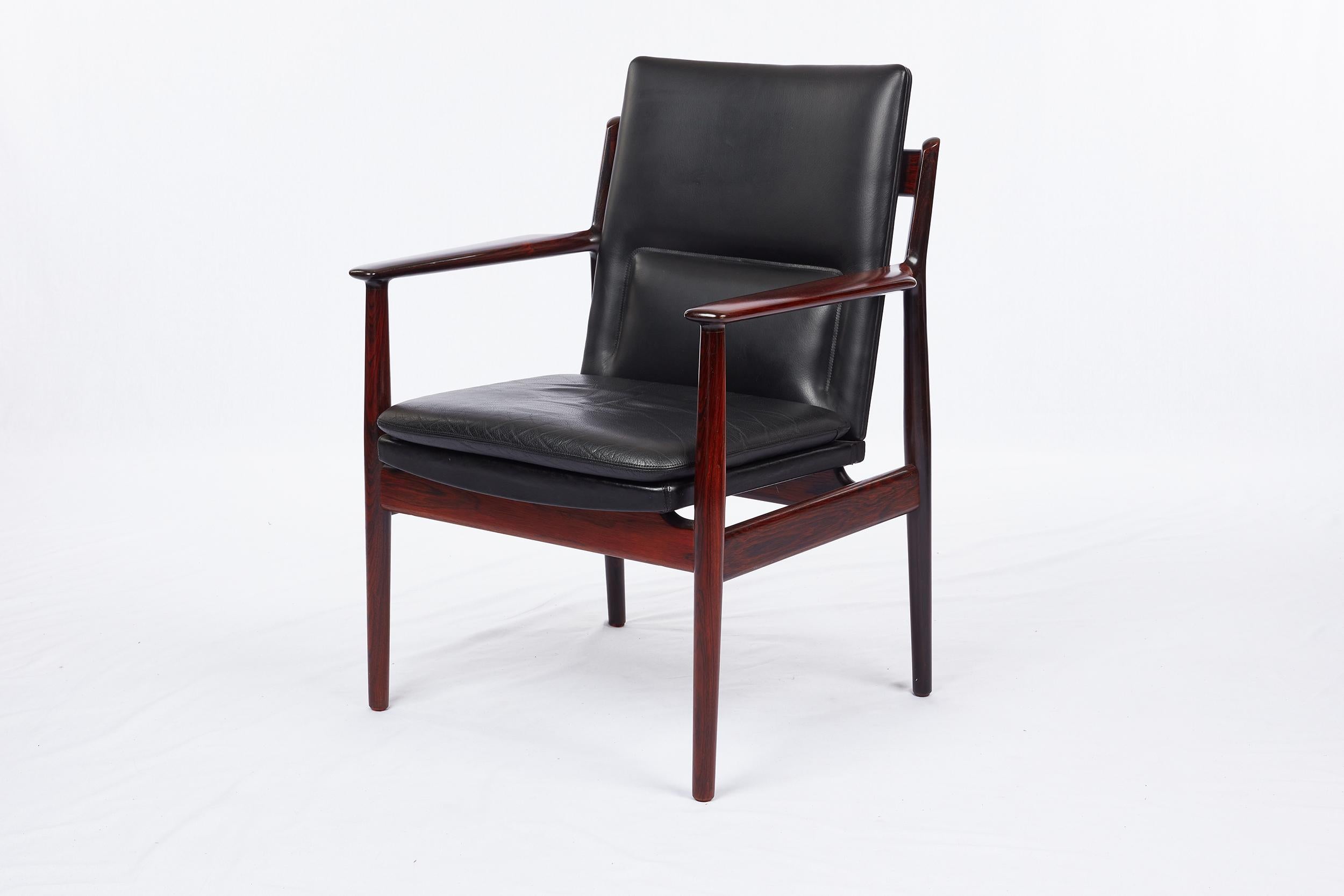 Ensemble de 16 fauteuils Arne Vodder en bois de rose conçus en 1968 et produits par Sibast Mobler. Les chaises sont vendues à l'unité.