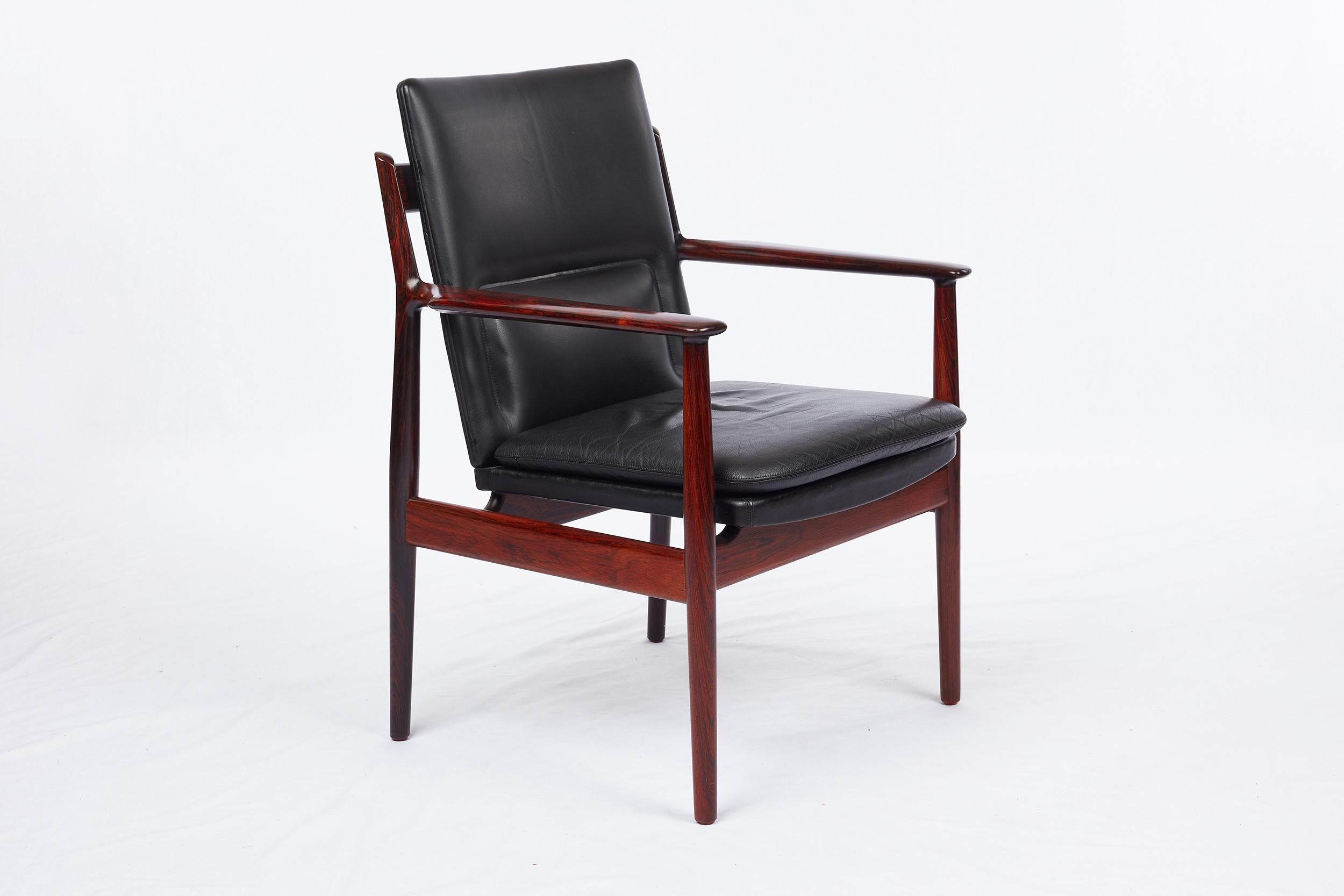 Ensemble de 16 fauteuils en cuir noir Arne Vodder Bon état - En vente à Los Angeles, CA