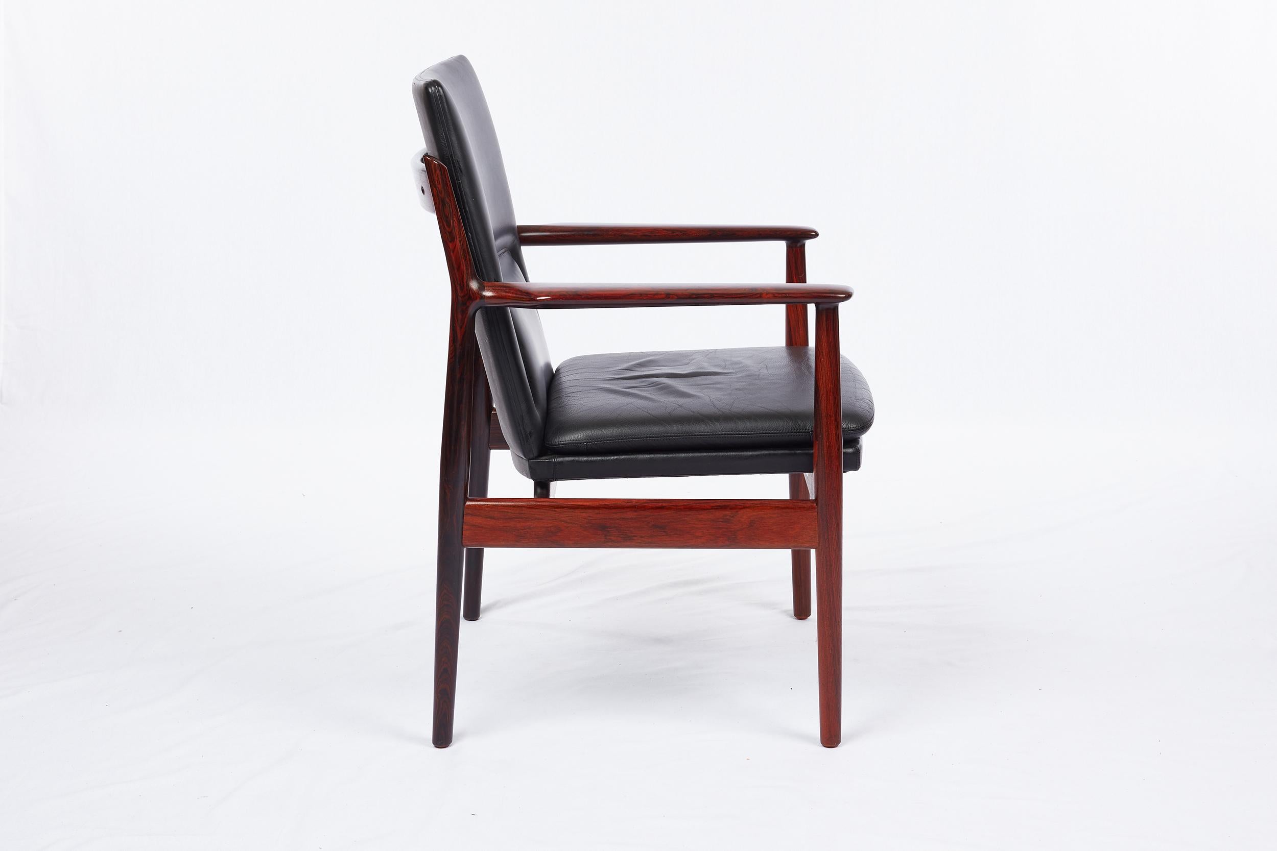 20ième siècle Ensemble de 16 fauteuils en cuir noir Arne Vodder en vente