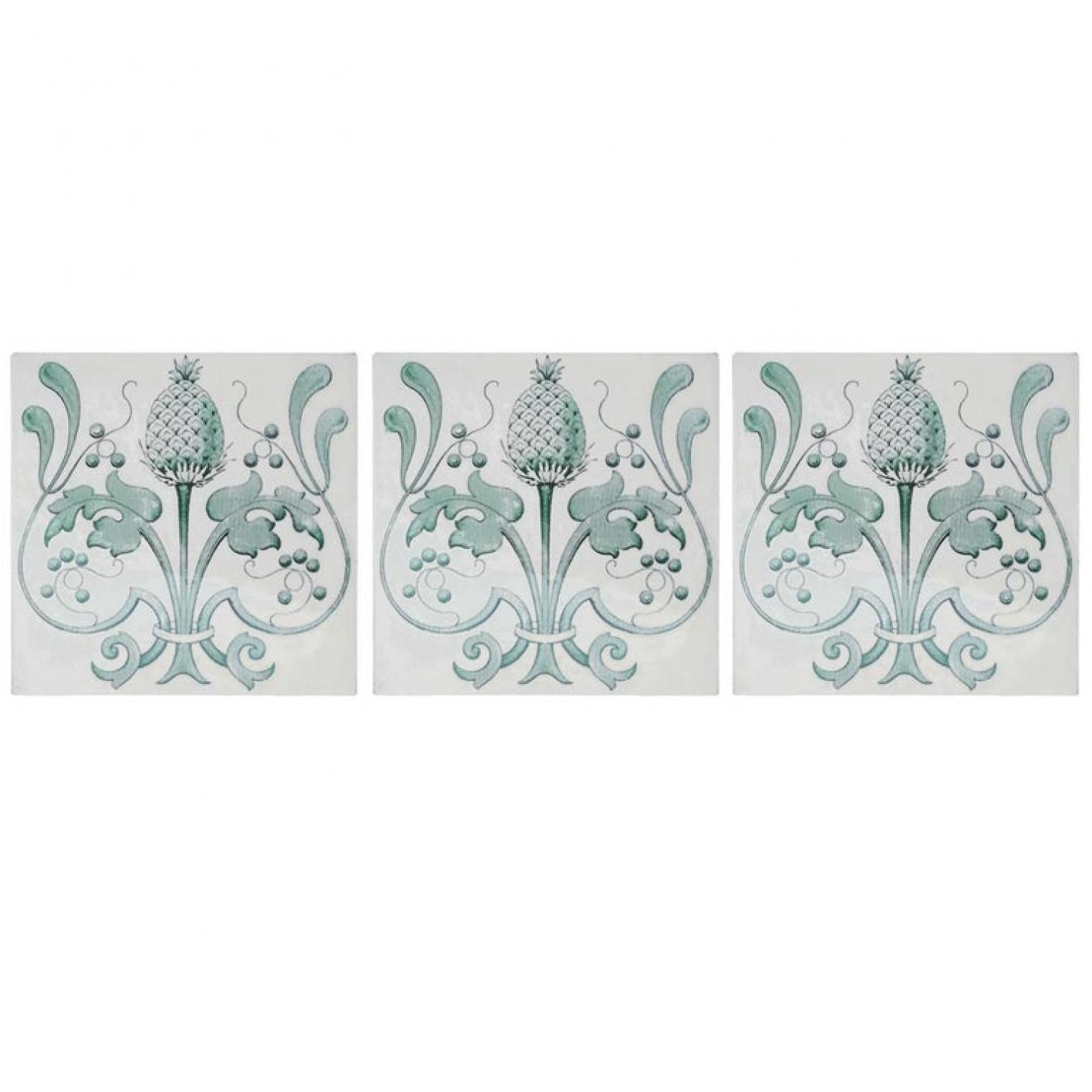 Un ensemble unique et antique de 16 carreaux Art Nouveau faits à la main. Fabriqué en Belgique, vers 1920. Un motif et une couleur (vert) magnifiques. Ces carreaux seraient charmants exposés sur des chevalets, encadrés ou incorporés dans une