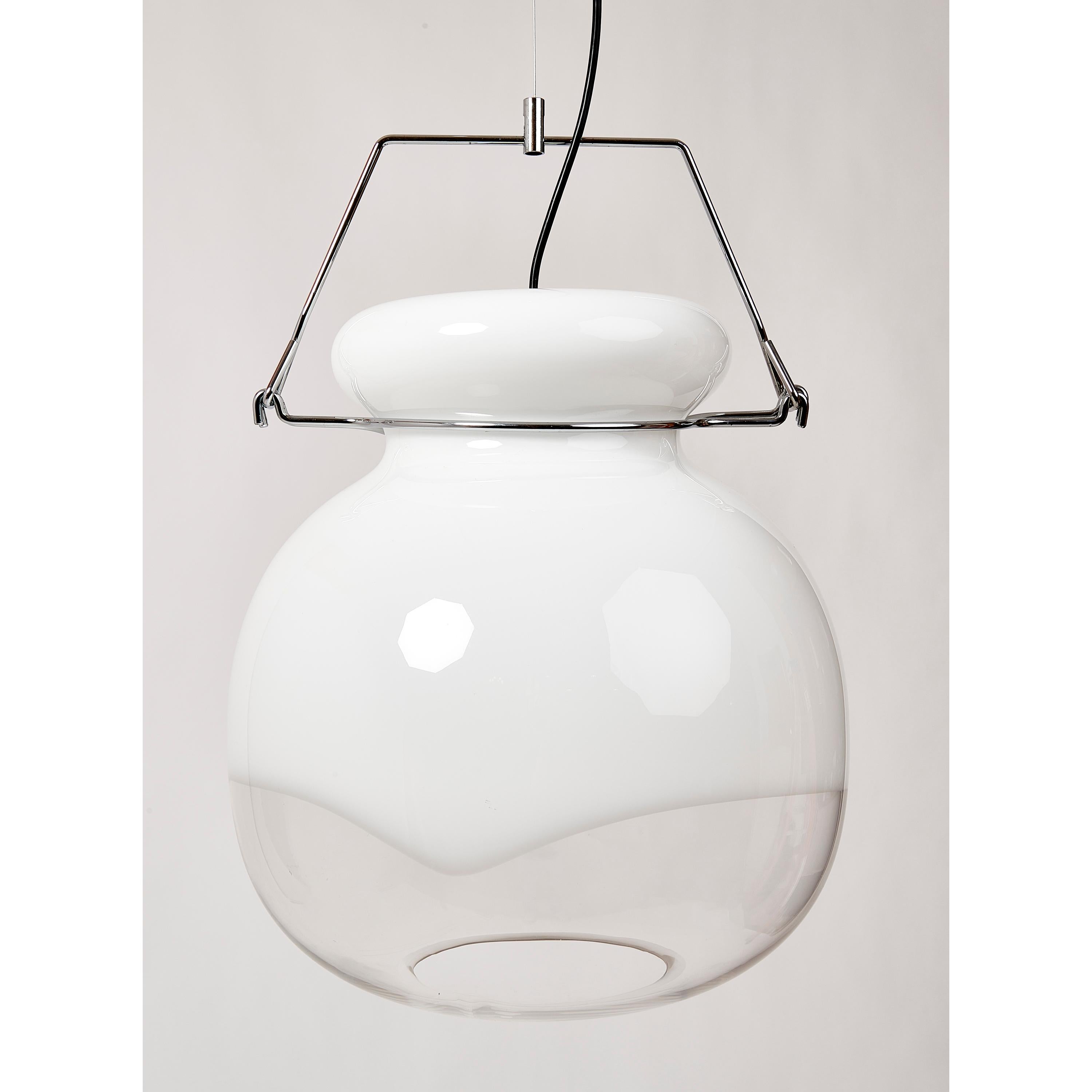 ITALIA, años 70
Una colección de 14 faroles de cristal soplado blanco y transparente, con soportes de metal cromado. Cada pieza individual se sopla con la boca, lo que da lugar a diferentes alineaciones de las secciones blanca y clara. Las fotos