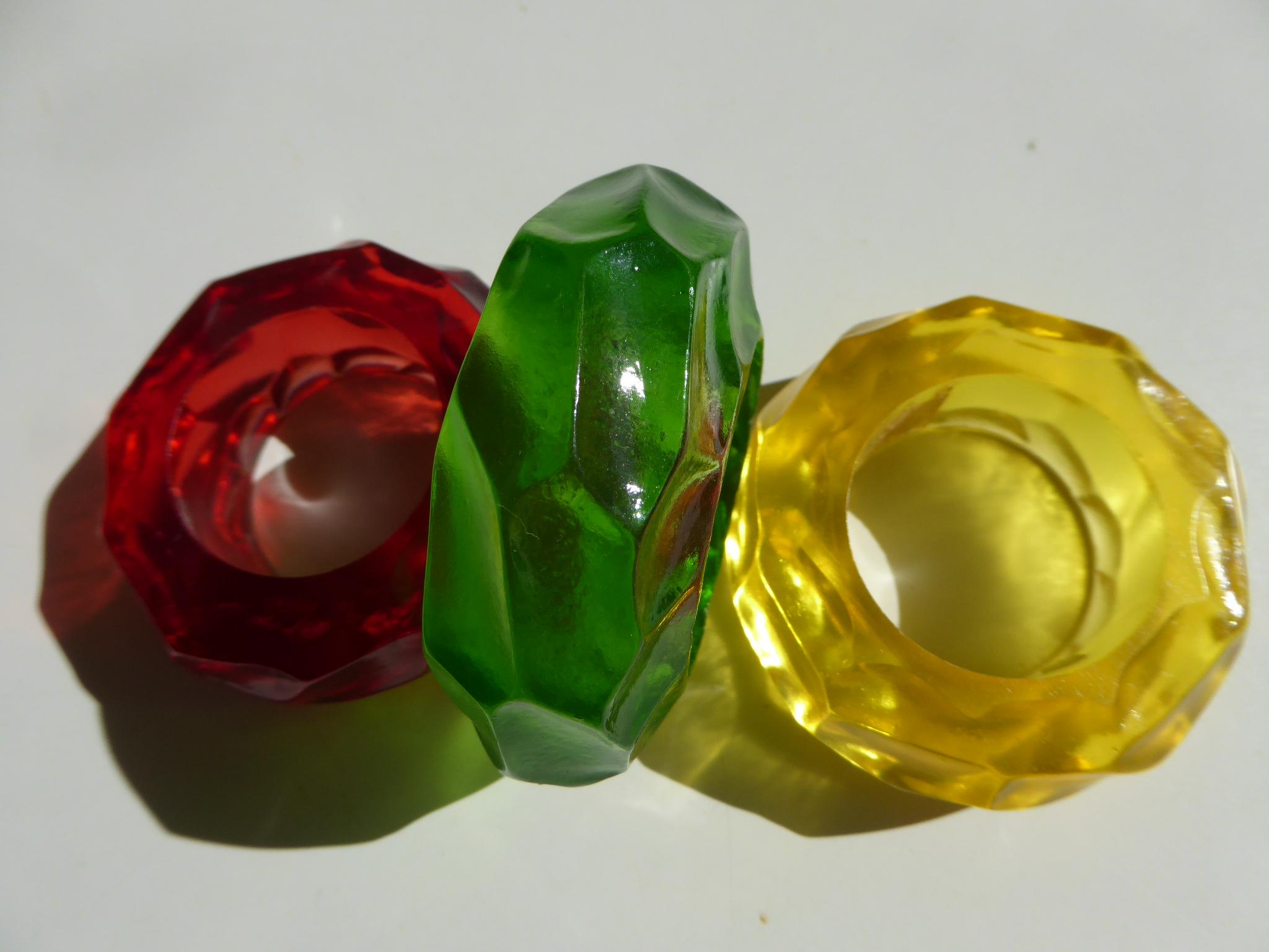 Set of 16 Colorful Acrylic Napkin Rings, Late 1970s 1