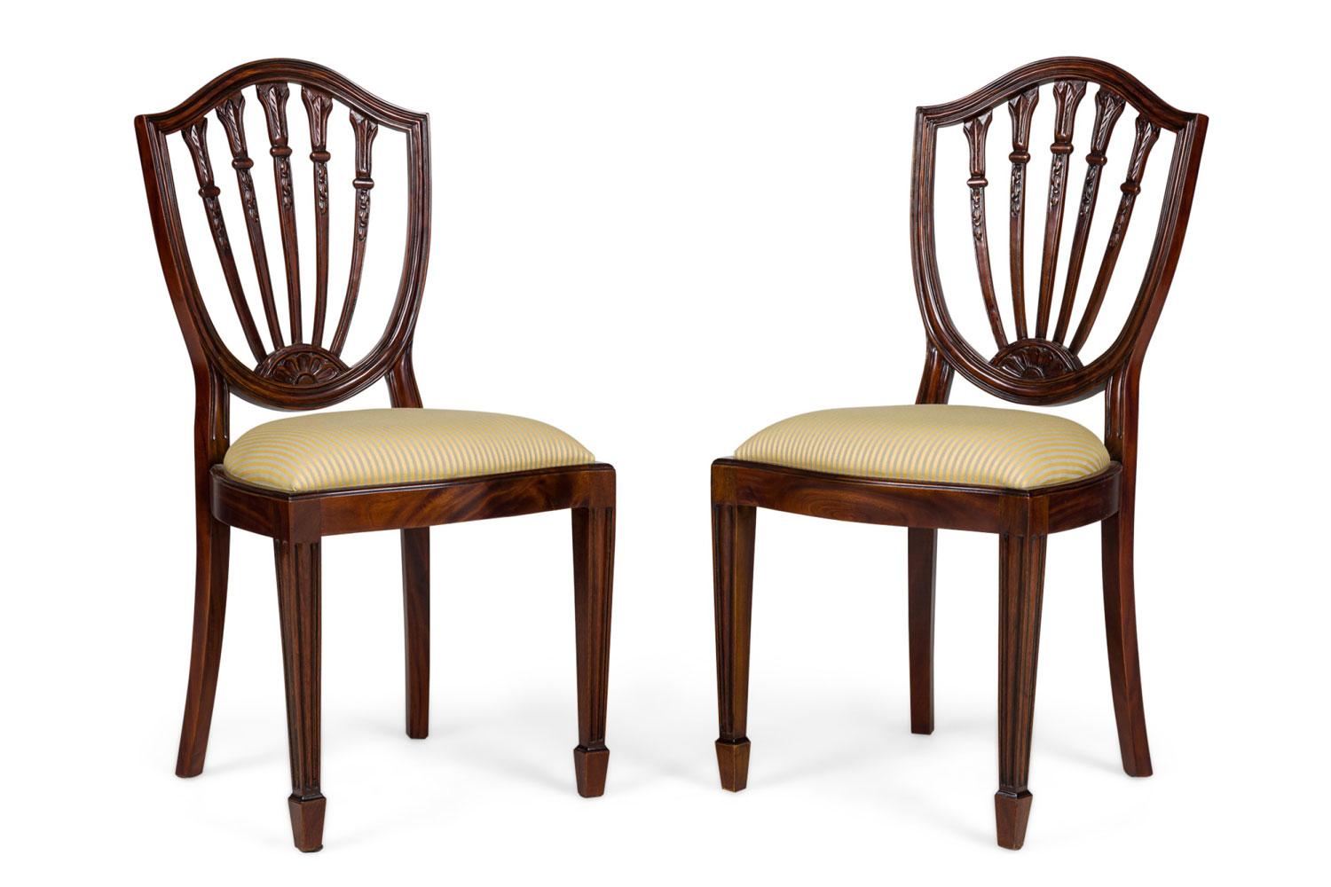 SET di 16 sedie con schienale aperto in stile inglese Adams (XX secolo) con 5 doghe a scudo sullo schienale e sedile imbottito con strisce dorate e beige (PREZZO COME SET)