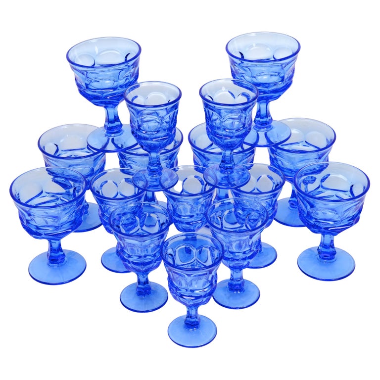 Ensemble de 16 coupes et cordials bleues Fostoria du milieu du siècle, vaisselle  de bar à motifs d'arges En vente sur 1stDibs