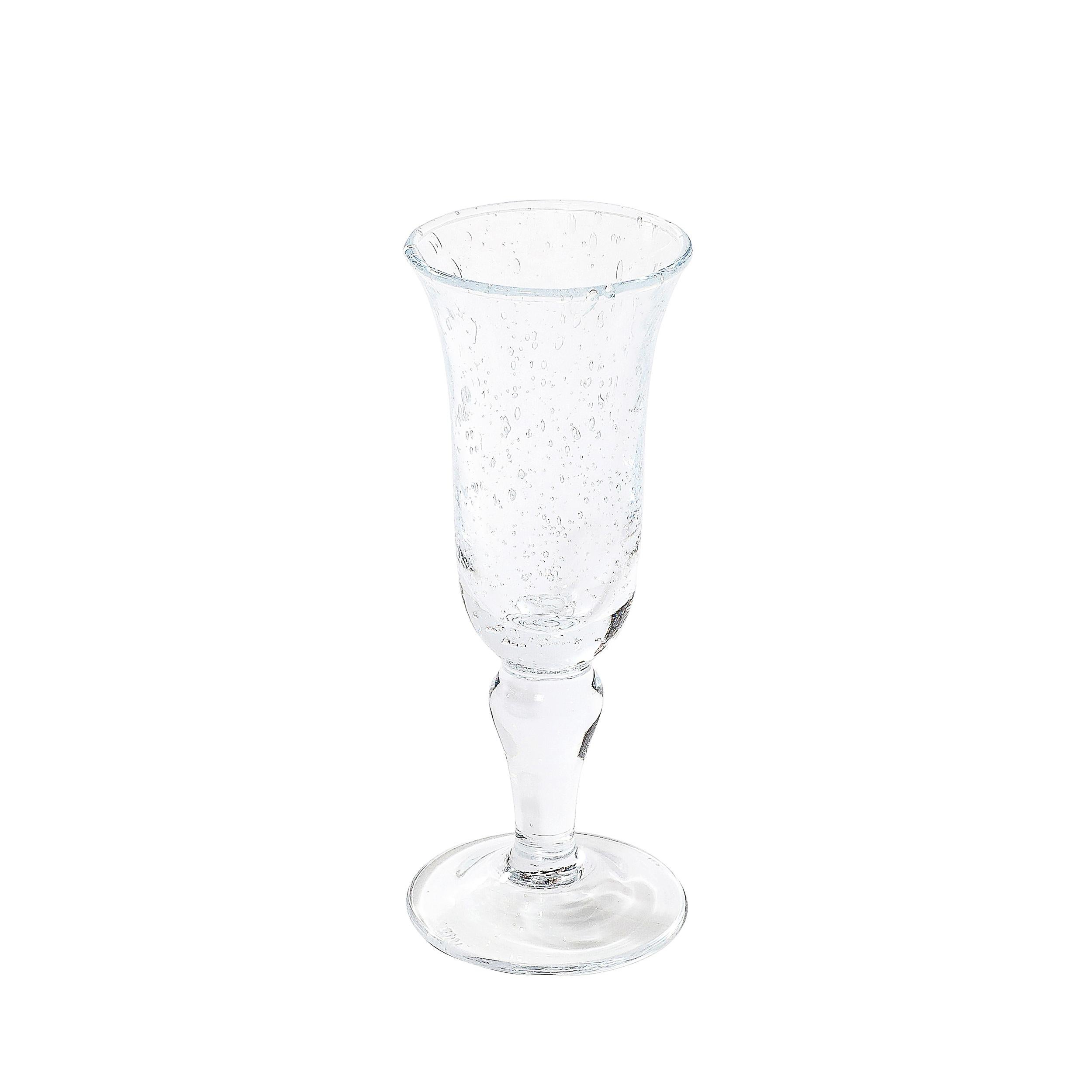 Este elegante juego de 16 copas transparentes sopladas a mano, fabricadas por la renombrada La Verrerie de Biot en Francia, ejemplifica el encanto artesanal y la destreza sinónimo de este célebre taller vidriero. Conocidos por su icónica técnica de