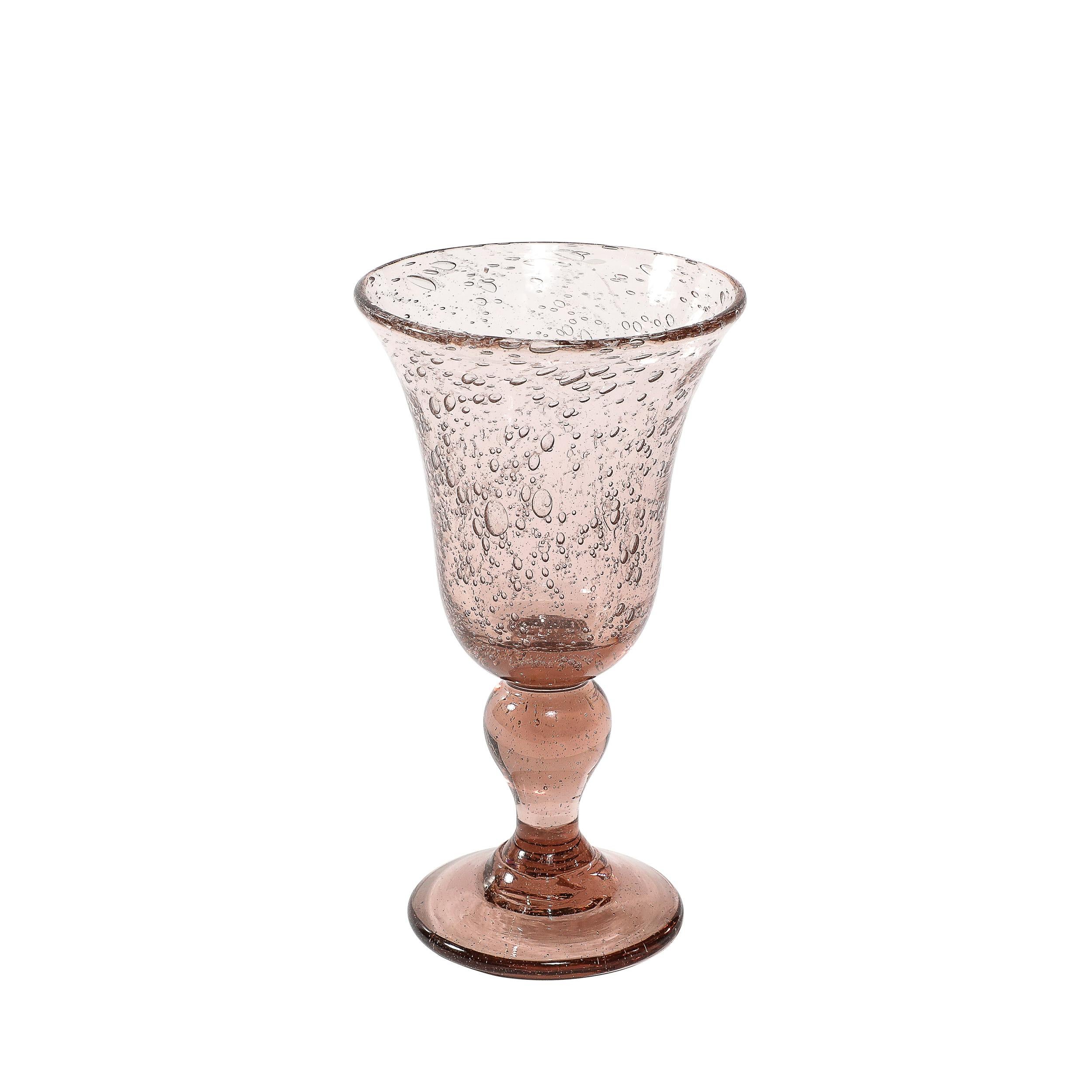 Ce superbe ensemble de 16 verres à pied soufflés à la main, fabriqués par la célèbre Verrerie de Biot en France, met en valeur leur savoir-faire artisanal emblématique et leur design innovant. D'une teinte améthyste fumée saisissante, ces lunettes