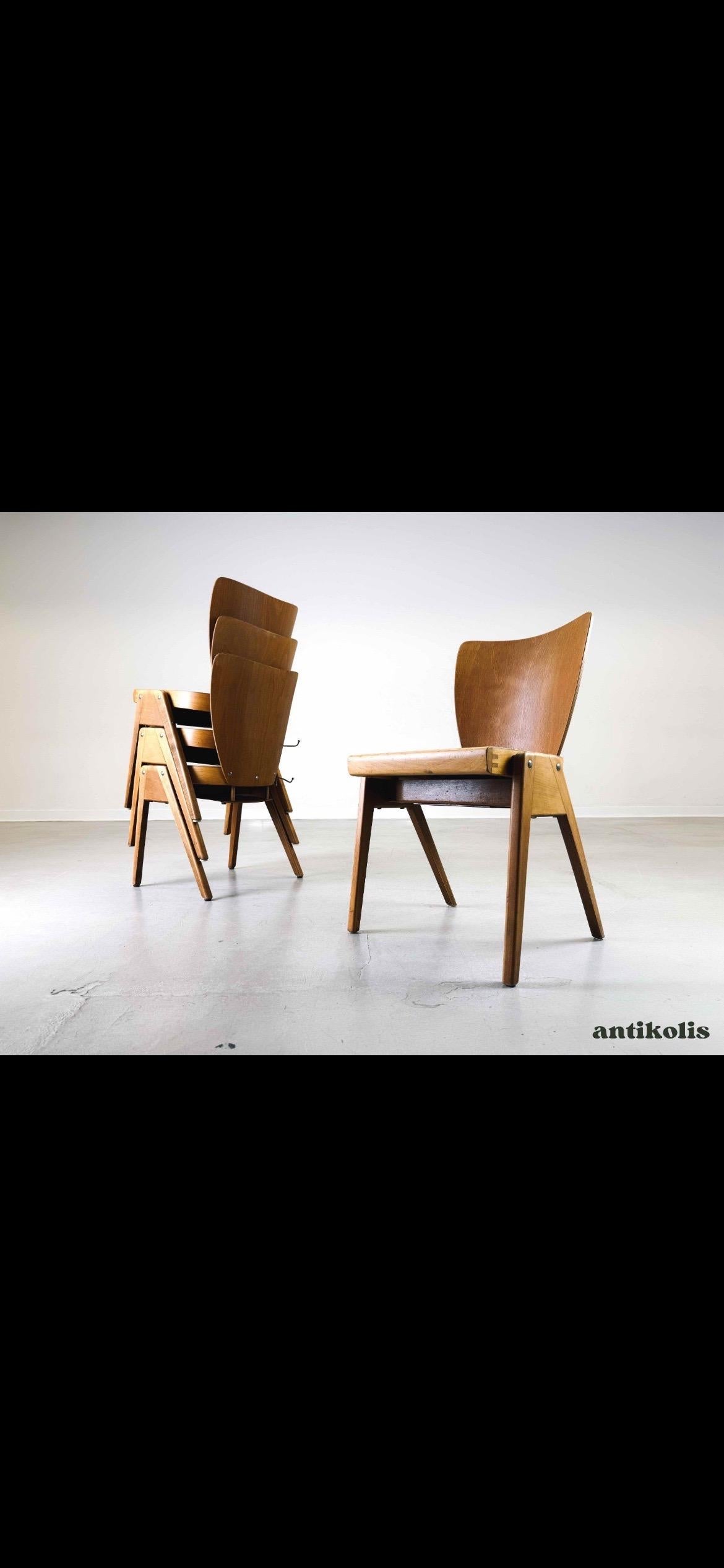 Mettiamo in vendita quattro bellissime sedie vintage degli anni '50, probabilmente prodotte da Kadeder. Le sedie sono realizzate in legno di faggio di alta qualità, offrono un ottimo comfort di seduta e possono essere impilate l'una sull'altra.