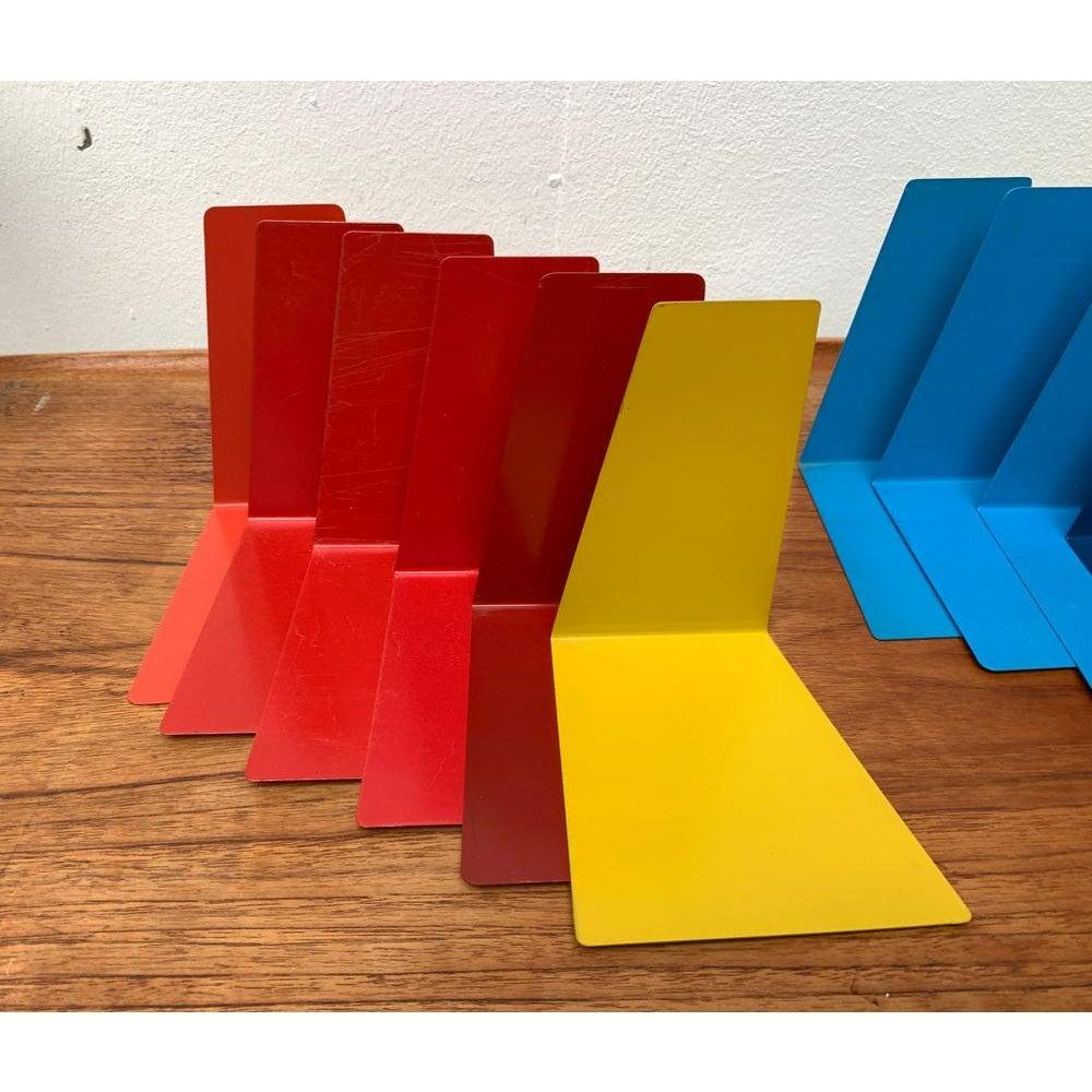 Mid-Century German Minimalist Colorful Metal Bookends von Soennecken, 1960er Jahre, Satz von 16, in sehr gutem Zustand. Entworfen 1960 bis 1969 Dieses Stück hat ein Zuordnungszeichen, ich bin sicher, dass es völlig authentisch ist und übernehme die