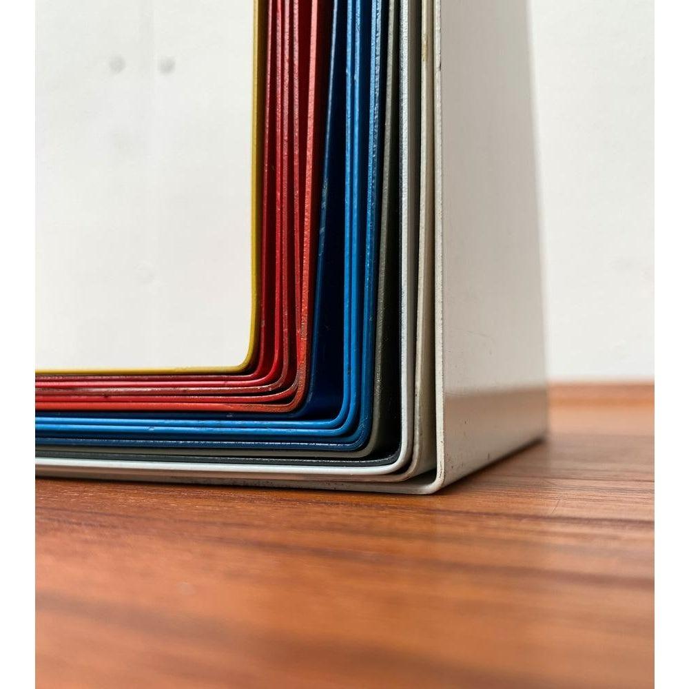 Satz von 16 deutschen minimalistischen farbenfrohen Metall-Buchstützen aus der Jahrhundertmitte, 1960er Jahre im Angebot 2