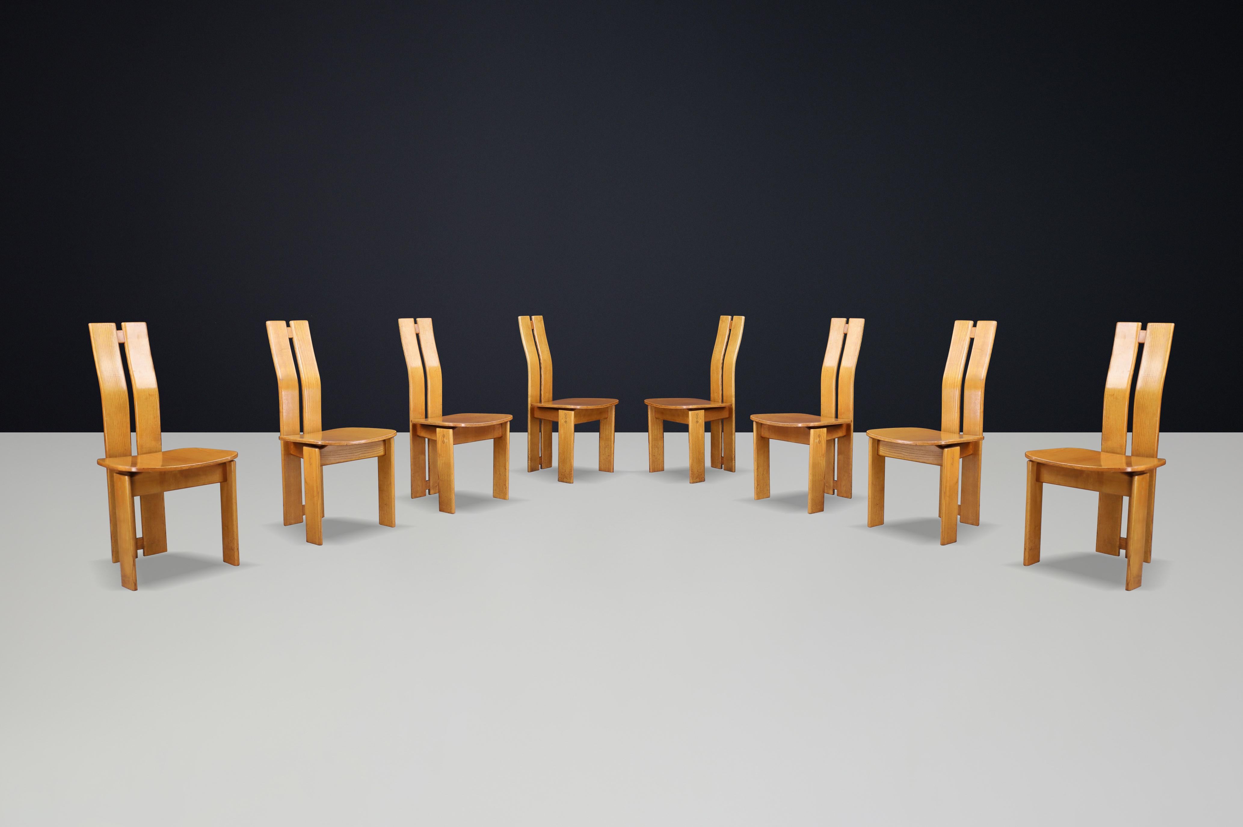 Set di 16 sedie da pranzo a spalliera in legno di olmo della modernità di metà secolo, Francia, 1970

Raffinato e architettonico, questo raro set di 16 sedie da pranzo con schienale alto incarna l'essenza del design francese della metà del secolo