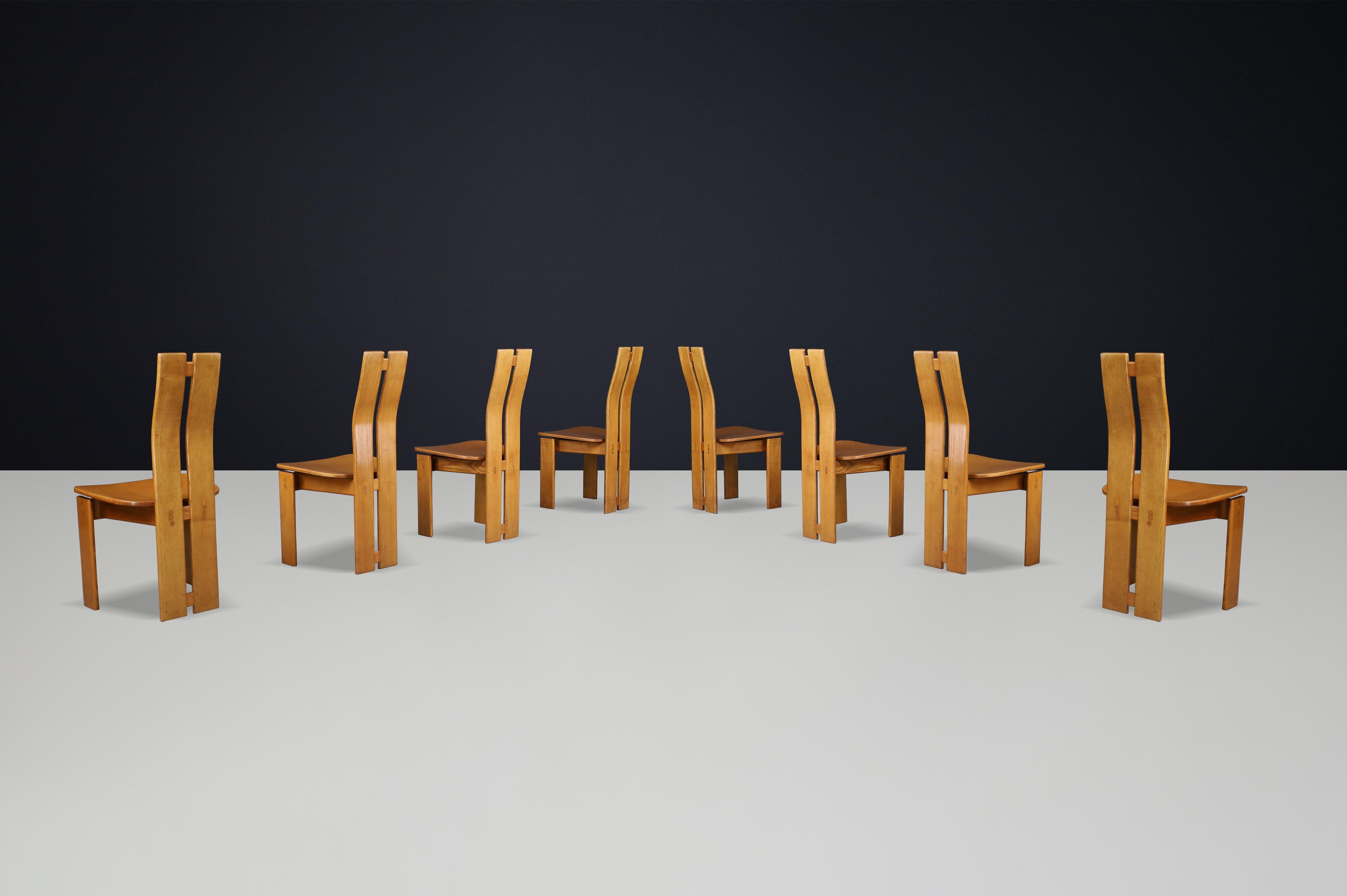 Mid-Century moderno Set di 16 sedie da pranzo a spalliera in legno di olmo della modernità di metà secolo, Francia, 1970 in vendita