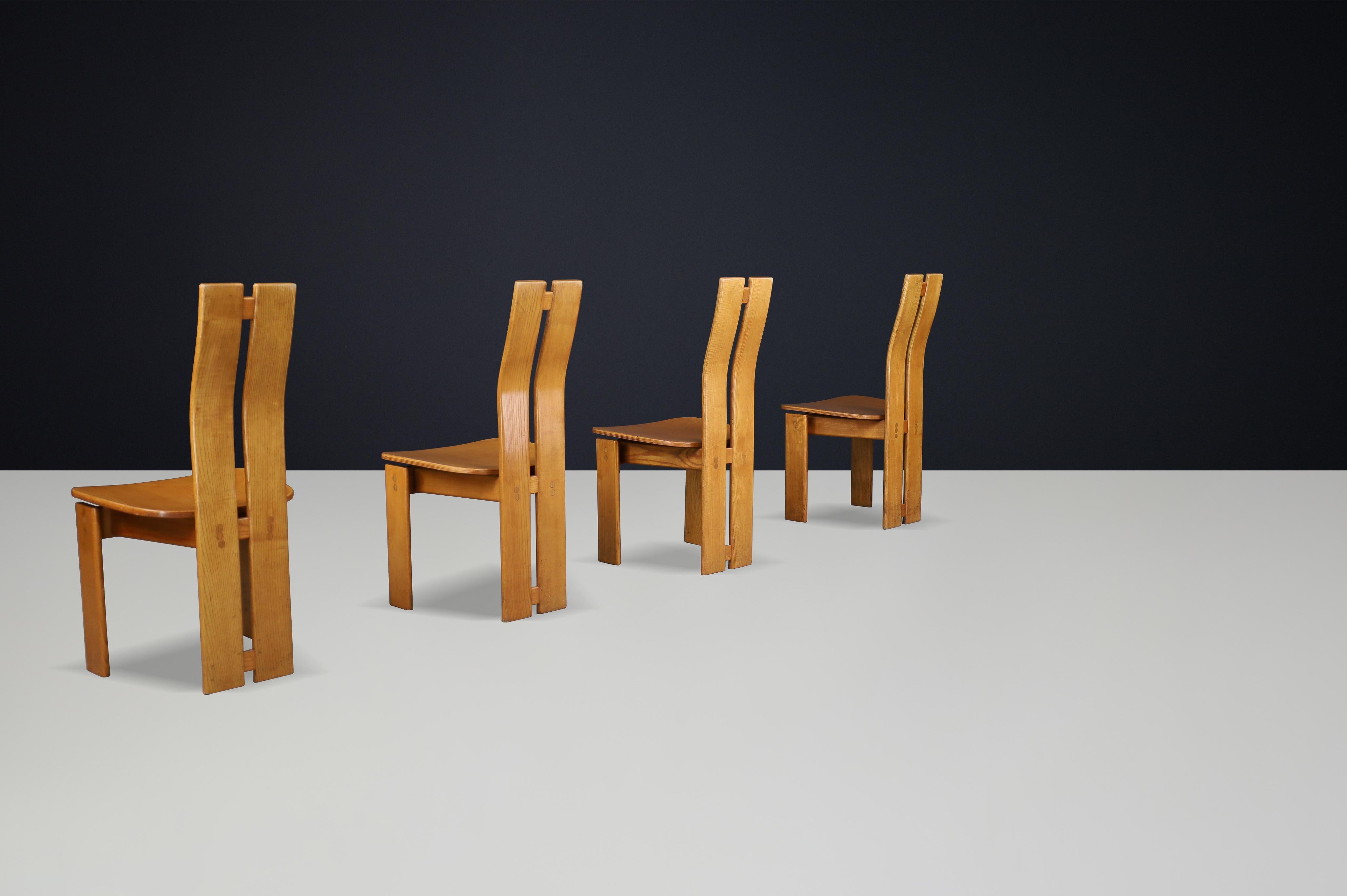 Set di 16 sedie da pranzo a spalliera in legno di olmo della modernità di metà secolo, Francia, 1970 In condizioni buone in vendita a Almelo, NL