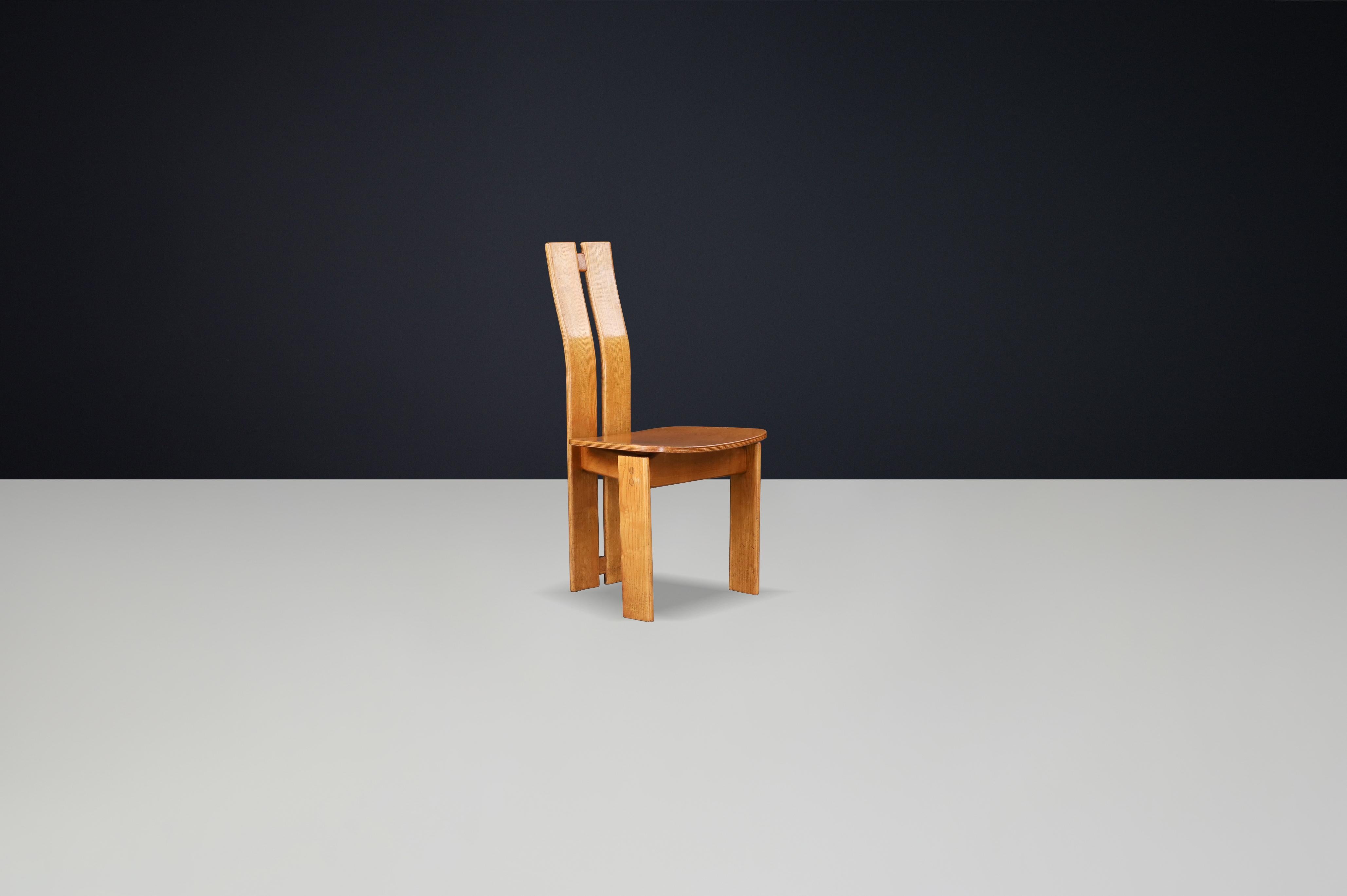 Fine XX secolo Set di 16 sedie da pranzo a spalliera in legno di olmo della modernità di metà secolo, Francia, 1970 in vendita