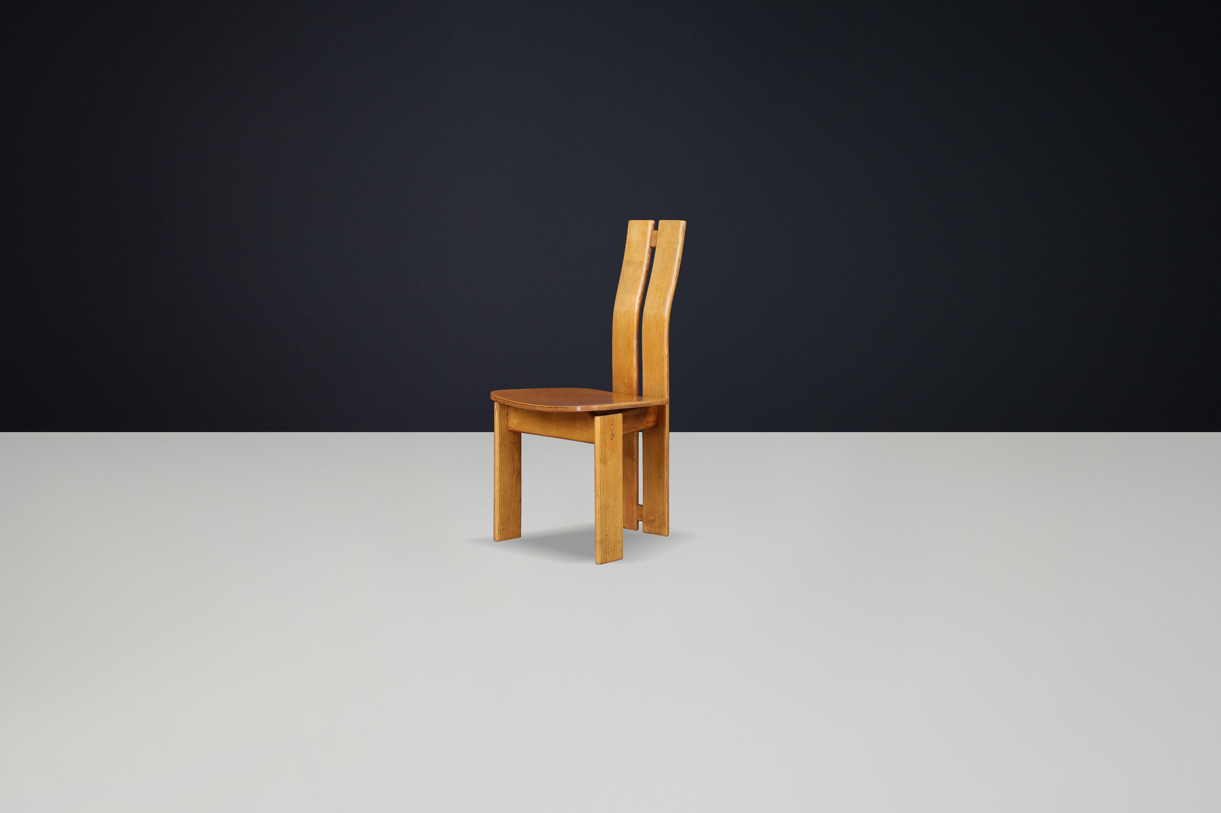 Olmo Set di 16 sedie da pranzo a spalliera in legno di olmo della modernità di metà secolo, Francia, 1970 in vendita