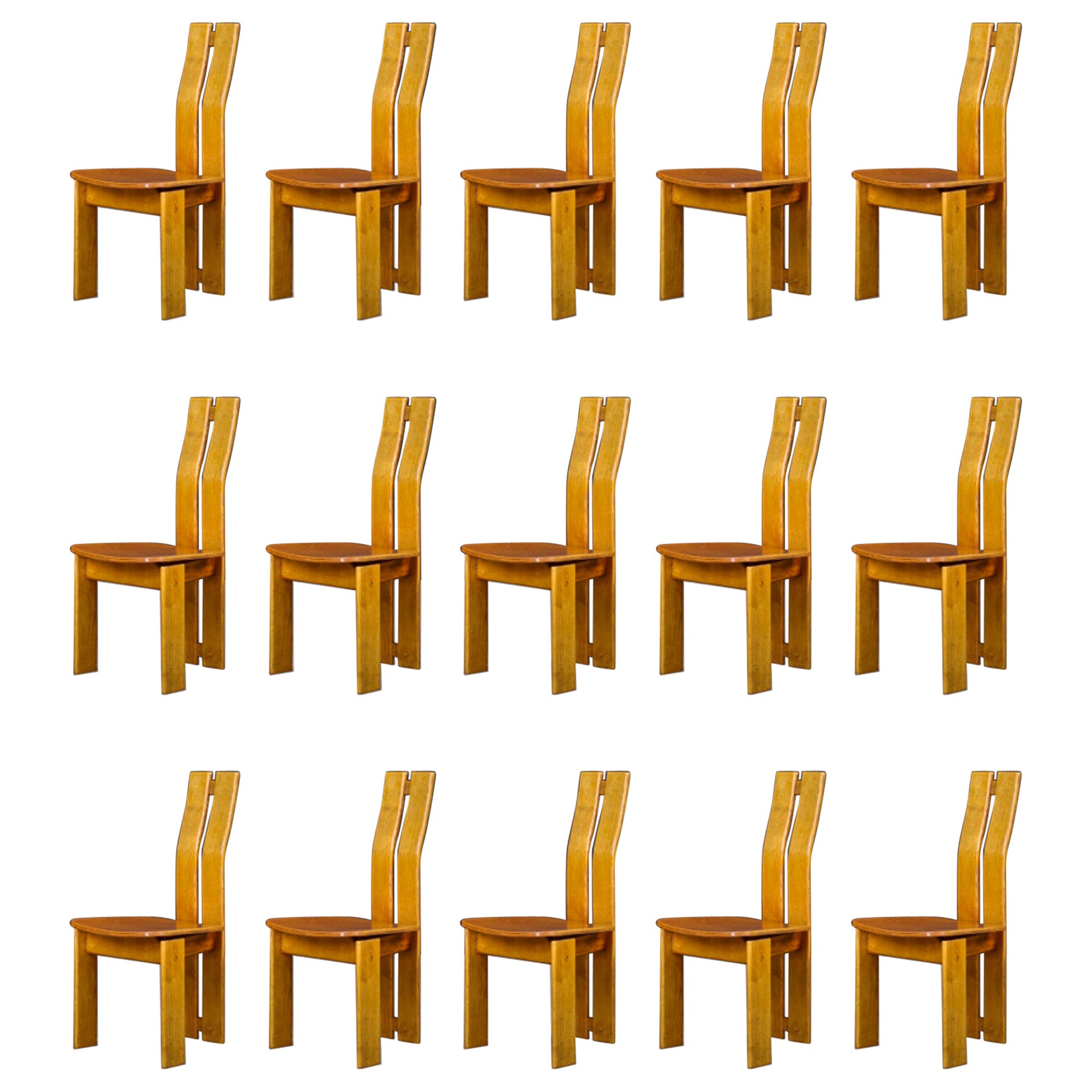 Ensemble de 16 chaises de salle à manger à dossier haut en bois d'orme, France, 1970
