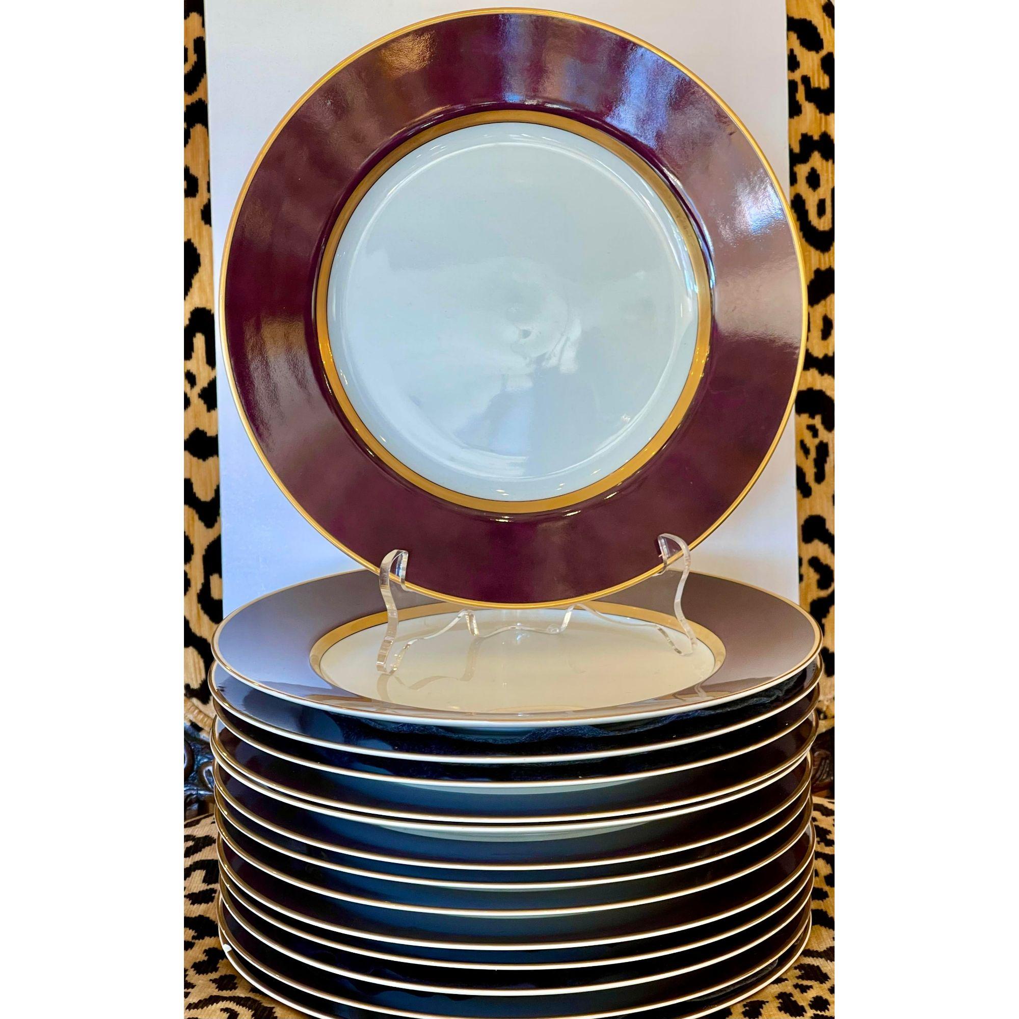 Set of 16 Modern Fitz & Floyd Renaissance Aubergine Charger service plates. Each features a purple / brown border, a color Fitz & Floyd calls Aubergine. The pattern is called Renaissance and they were rarely used and in excellent